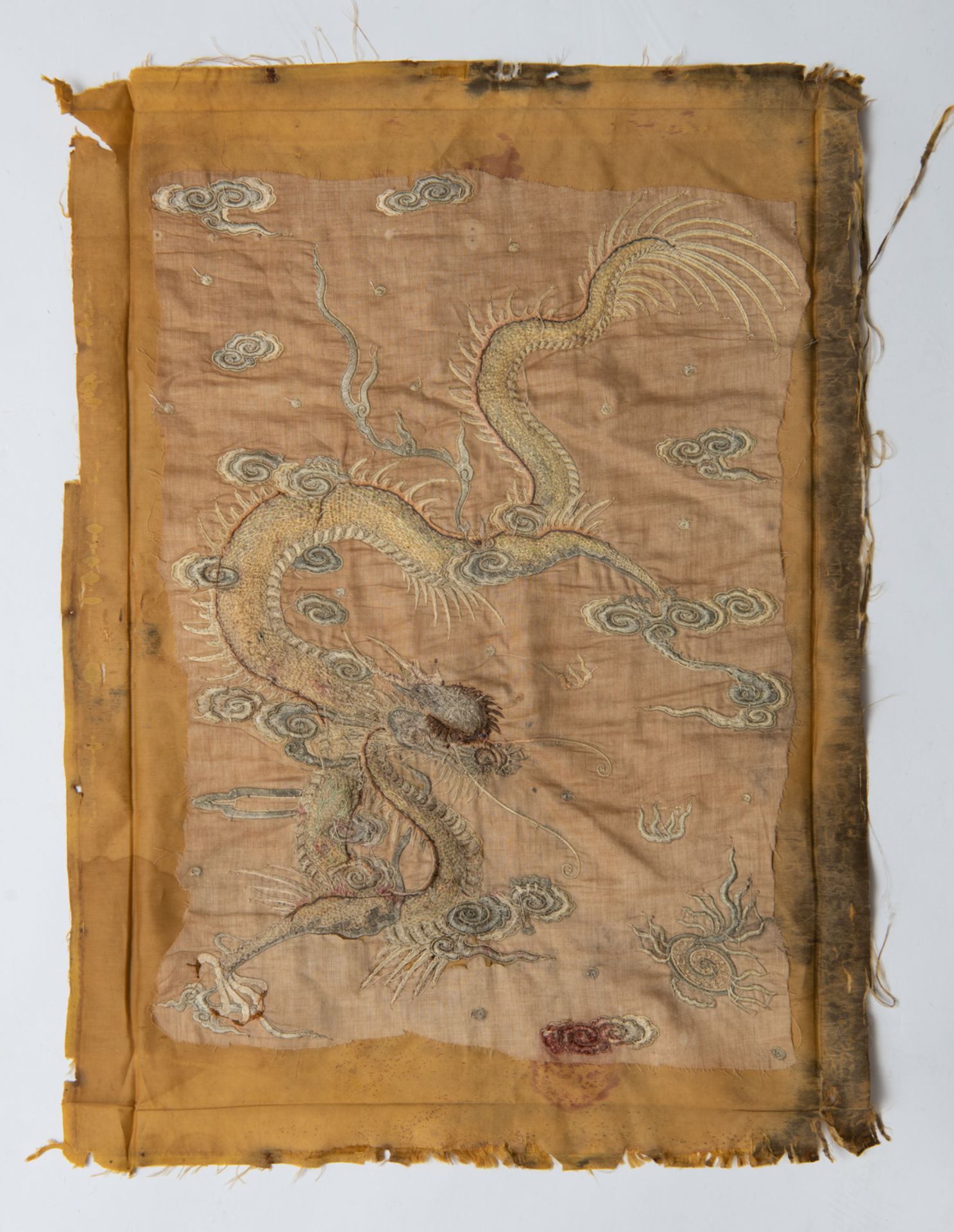 A Chinese dragon decorated silk embroidery; added a ditto large embroidery, decorated with peacocks, - Bild 3 aus 5