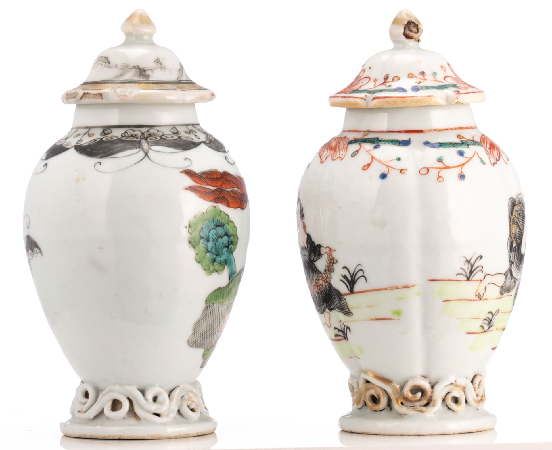 Two Chinese famille rose, grisaille and gilt export porcelain tea caddies and covers, decorated with - Bild 4 aus 7