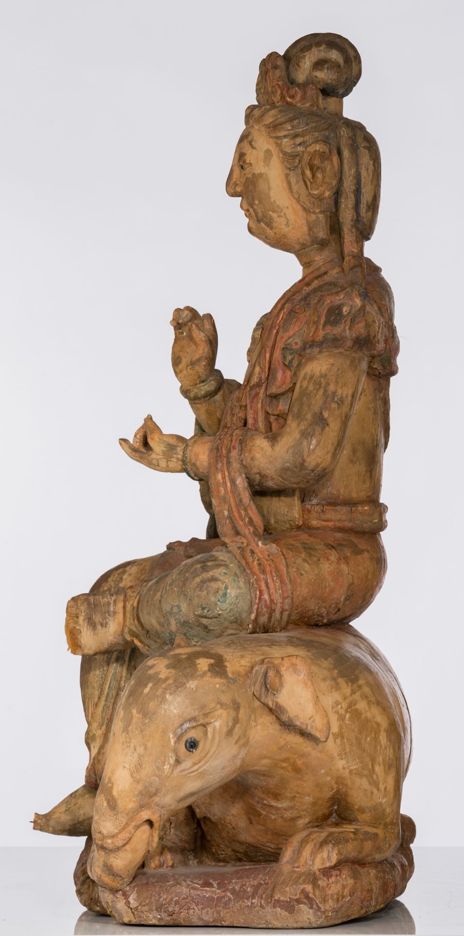 Two wooden sculptures representing Puxian Pusa on his mount and Wenshu Pusa on a lion, 16th - 17thC, - Bild 3 aus 12