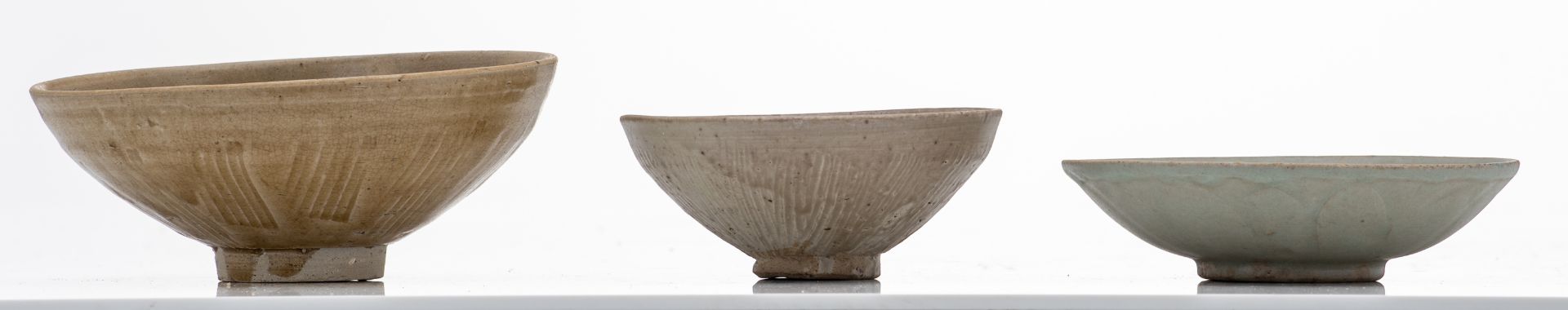 A lot consisting of various stoneware celadon glazed Northern Song type bowls and dishes, two of the - Bild 4 aus 7