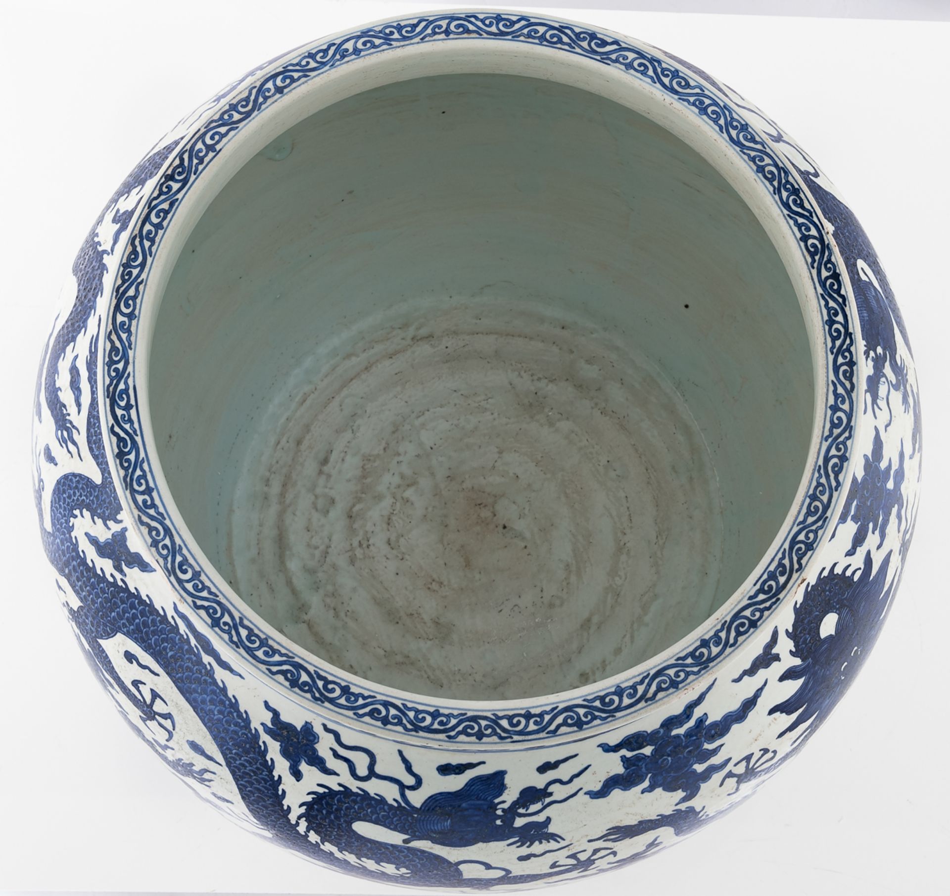 A Chinese blue and white fishbowl, overall decorated with dragons amongst clouds, H 58 - ø 70 cm - Bild 6 aus 8