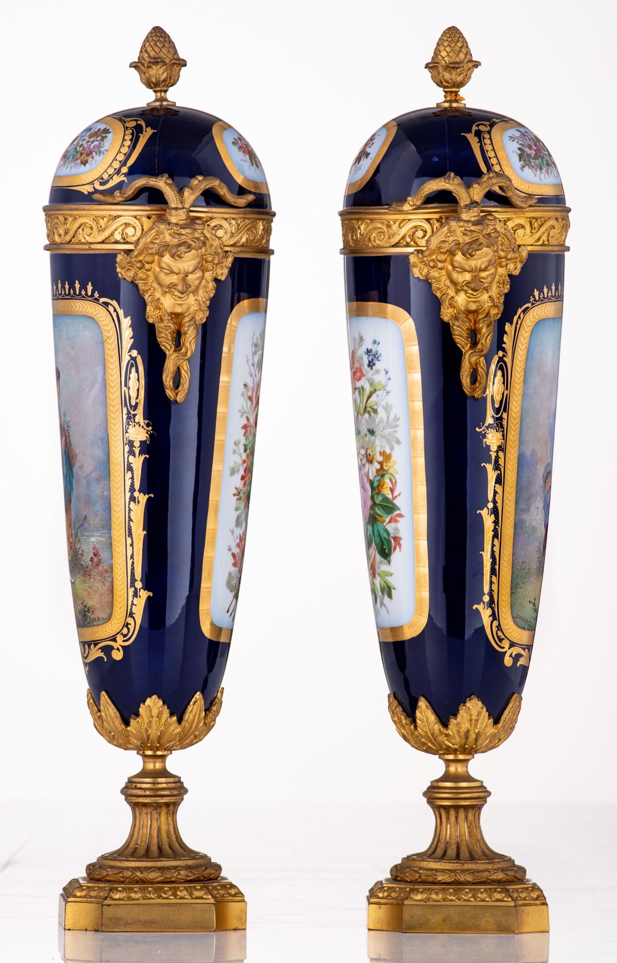 A pair of covered vases with gilt bronze mounts, decorated with a mother and child to the front and - Bild 4 aus 10