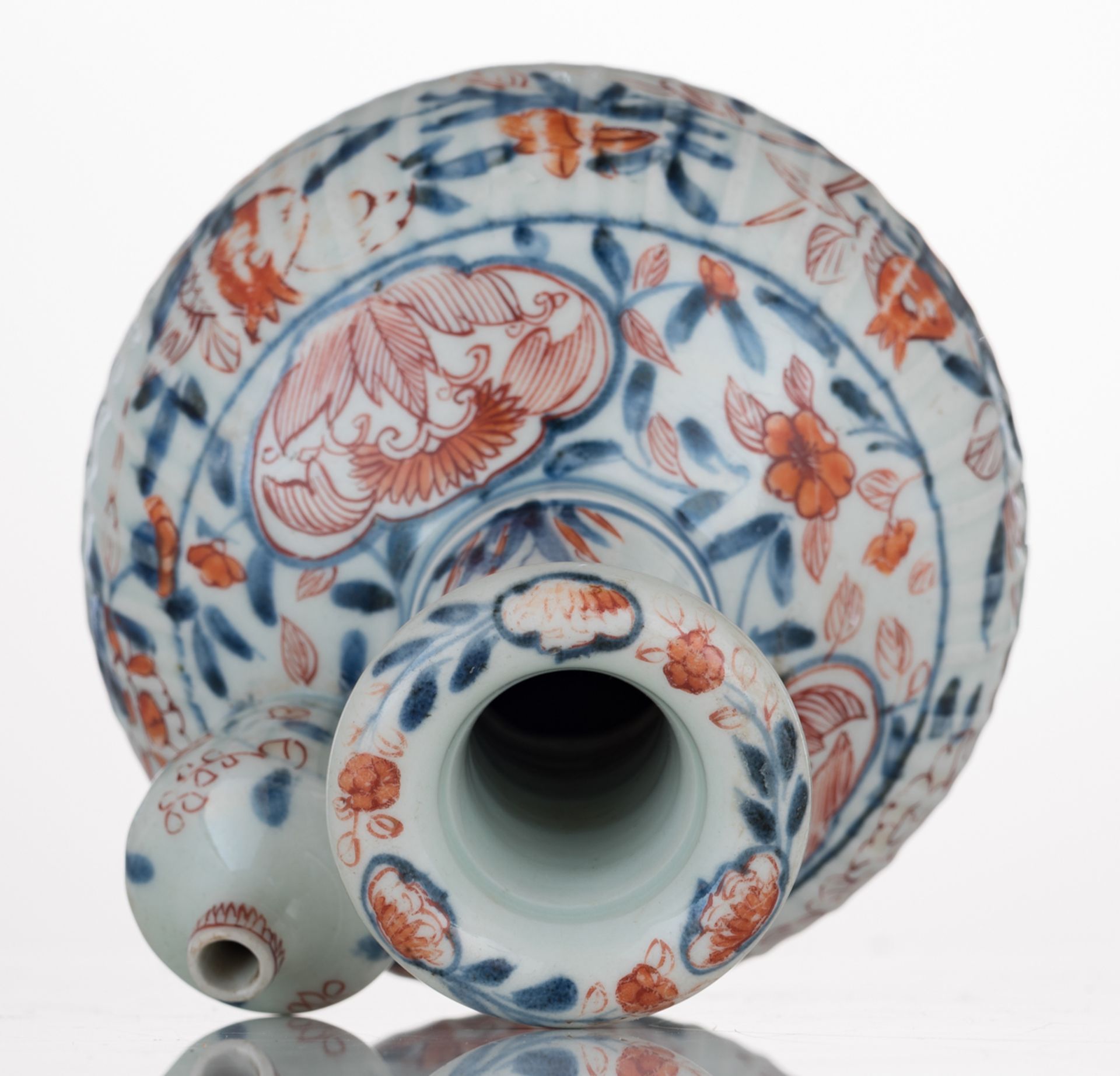 A Japanese Arita Imari Kendi decorated with flower sprays, later 17thC - early 18thC, H 20,2 cm - Image 6 of 7