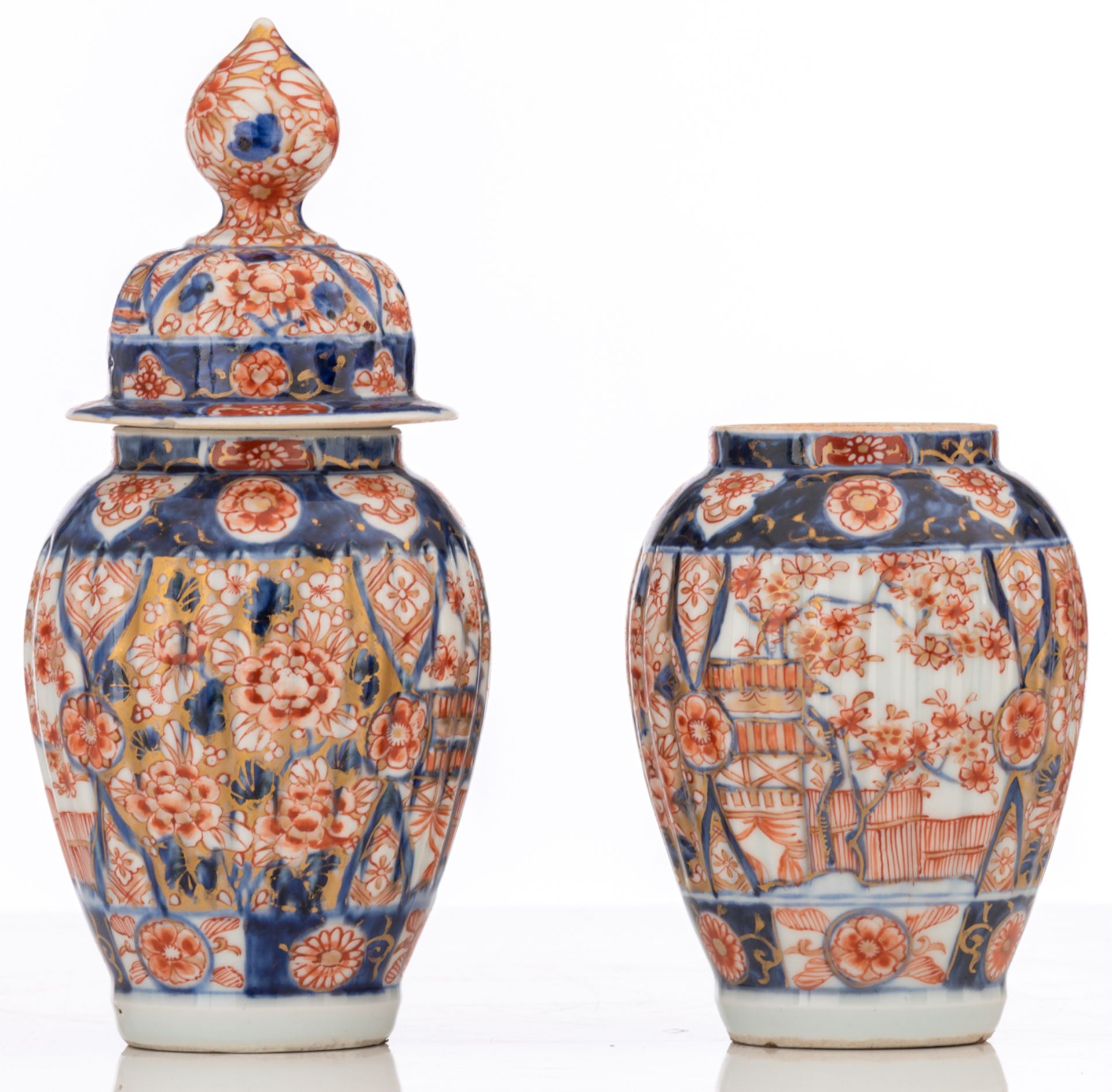 A lot of five Japanese Arita Imari vases and a ditto covered jarlet, added a ditto cabinet set, late - Image 11 of 15