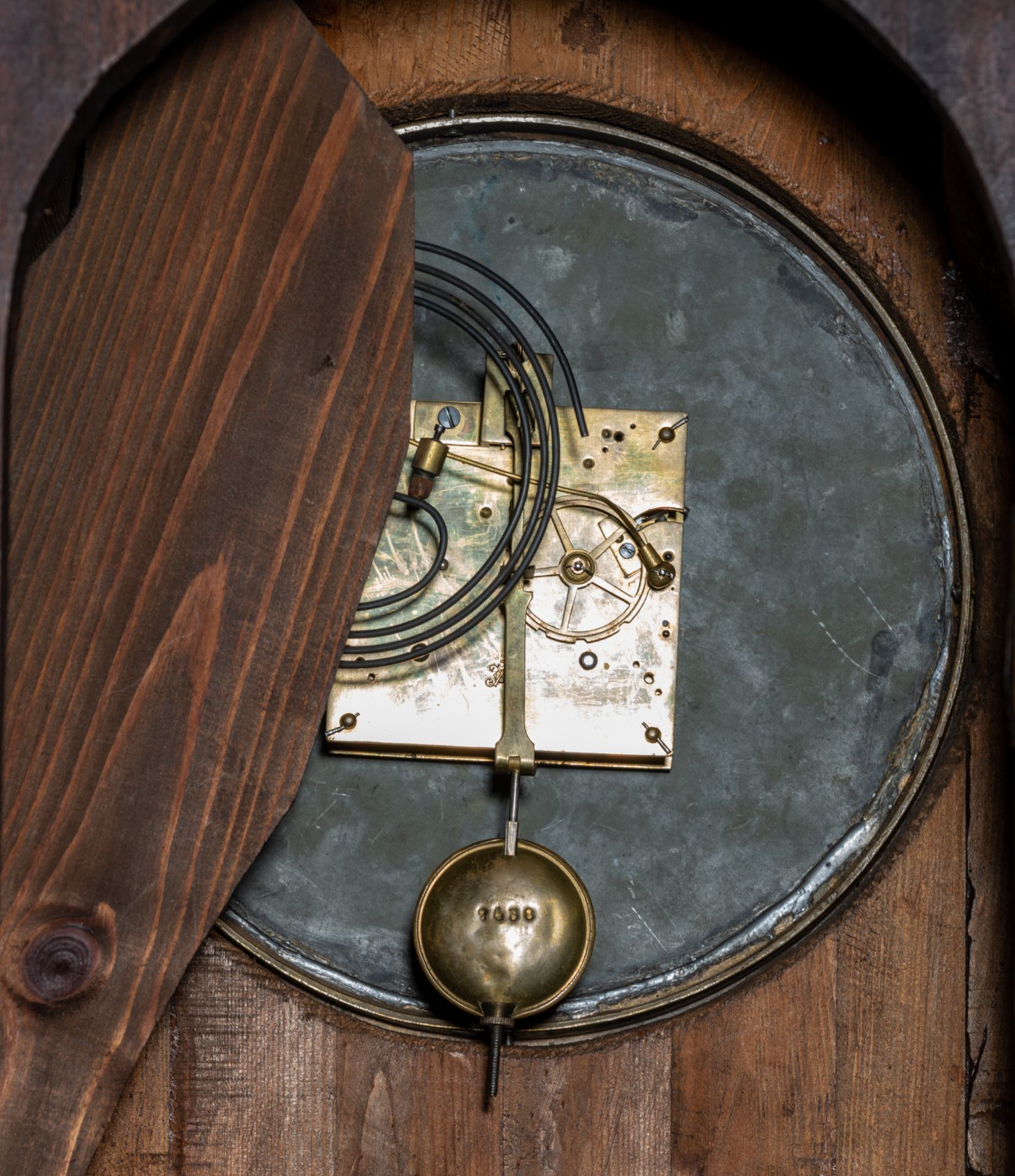 An impressive 19thC violin shaped mahogany and burr-walnut veneered regulator clock on cabriole legs - Bild 3 aus 3