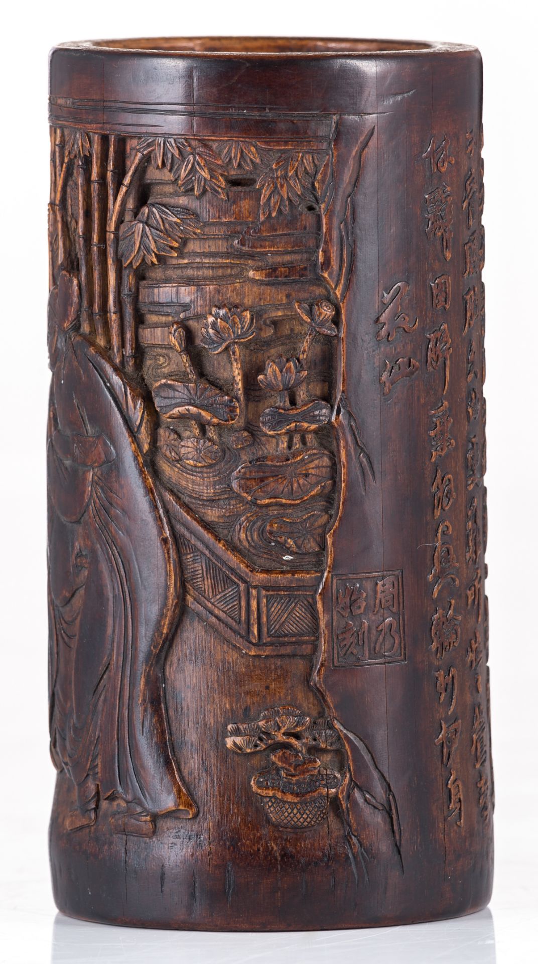 A sculpted bamboo brushpot decorated to one side with an erotic scene, the reverse with a tekst, tel - Bild 3 aus 8