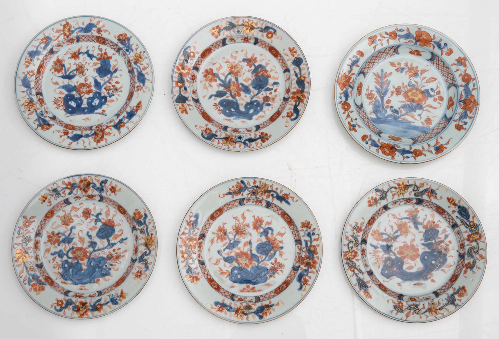 A lot of 35 Chinese Imari porcelain dishes, second quarter of the 18thC, ø 22 - 28 cm - Bild 12 aus 15