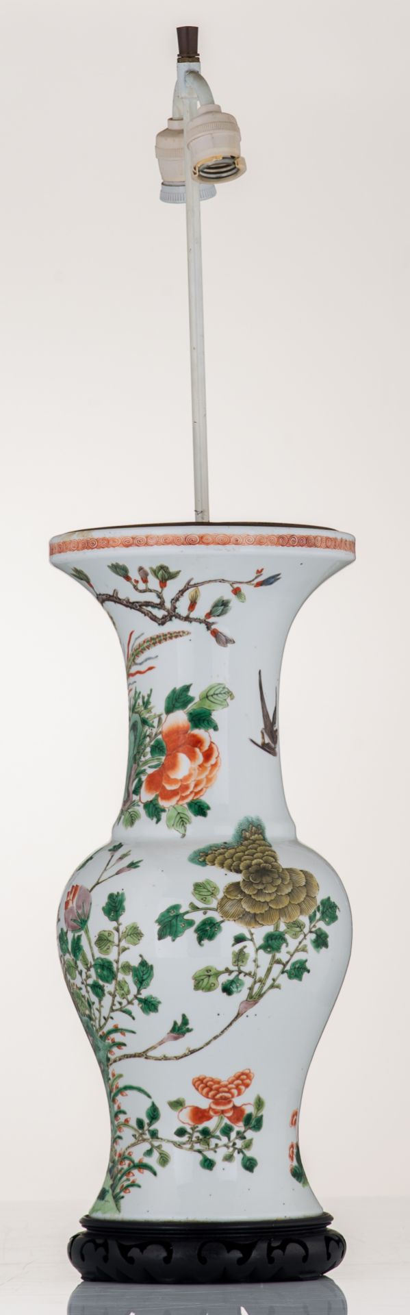 A Chinese famille verte vase, decorated with birds and a flower branch, 19thC, H 49 (with stand) - 8 - Image 2 of 6