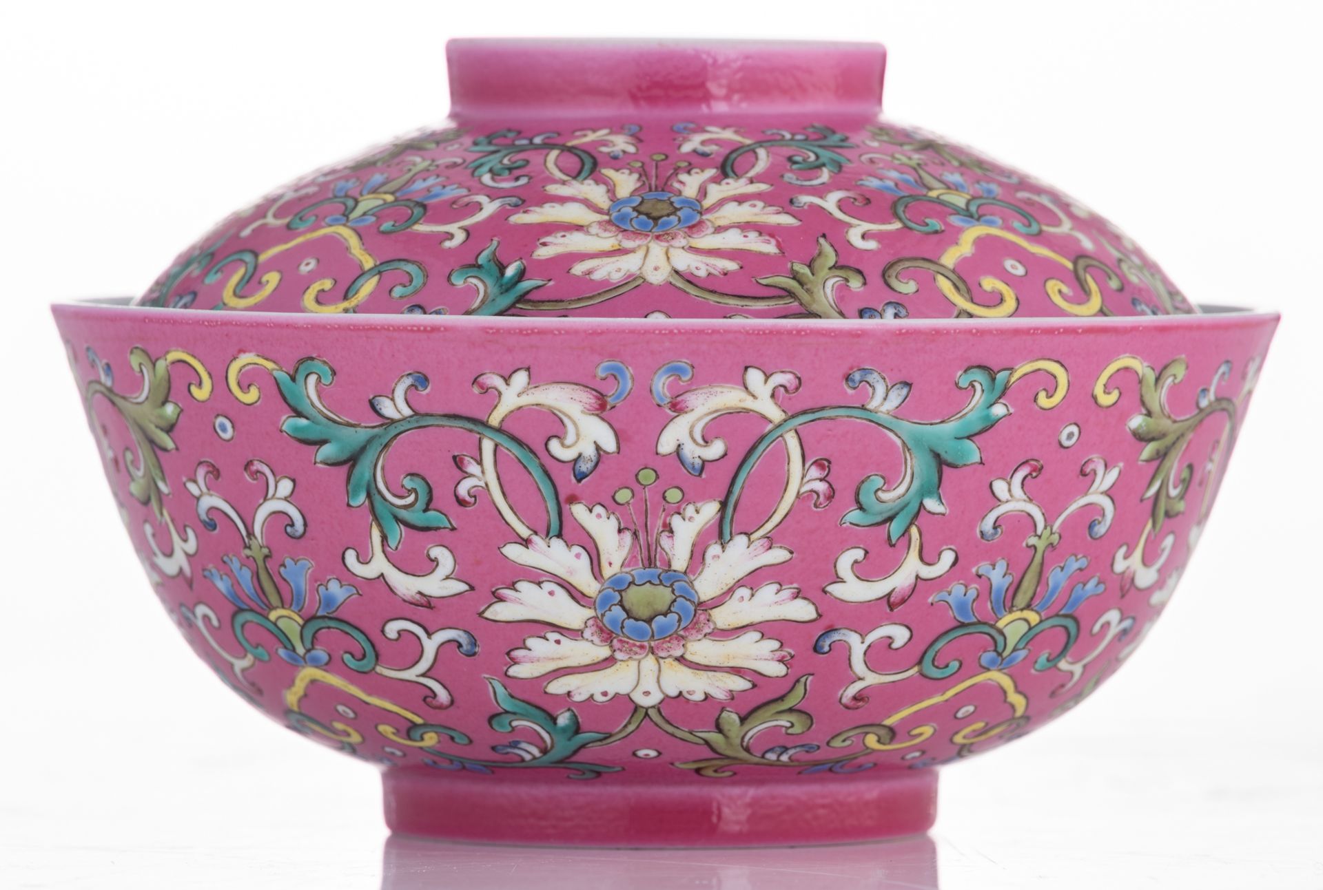 A Chinese pink ground polychrome floral decorated bowl and cover, with a cai xiu tang mark, H 9 - ø - Image 4 of 9