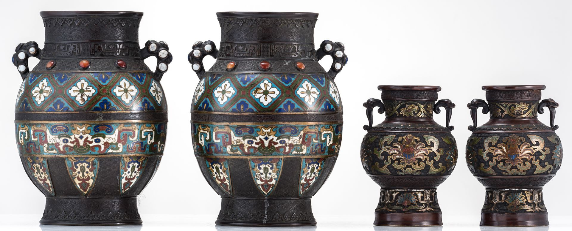 Two pairs of Chinese floral and relief decorated cloisonné and champlevé vases, the cloisonné vases - Bild 3 aus 7