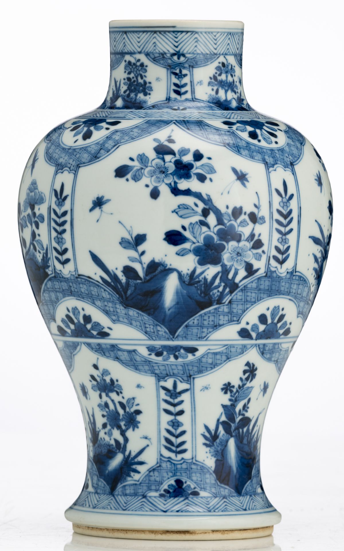 A Chinese blue and white baluster shaped vase, the roundels decorated with flower branches and butte - Bild 2 aus 6