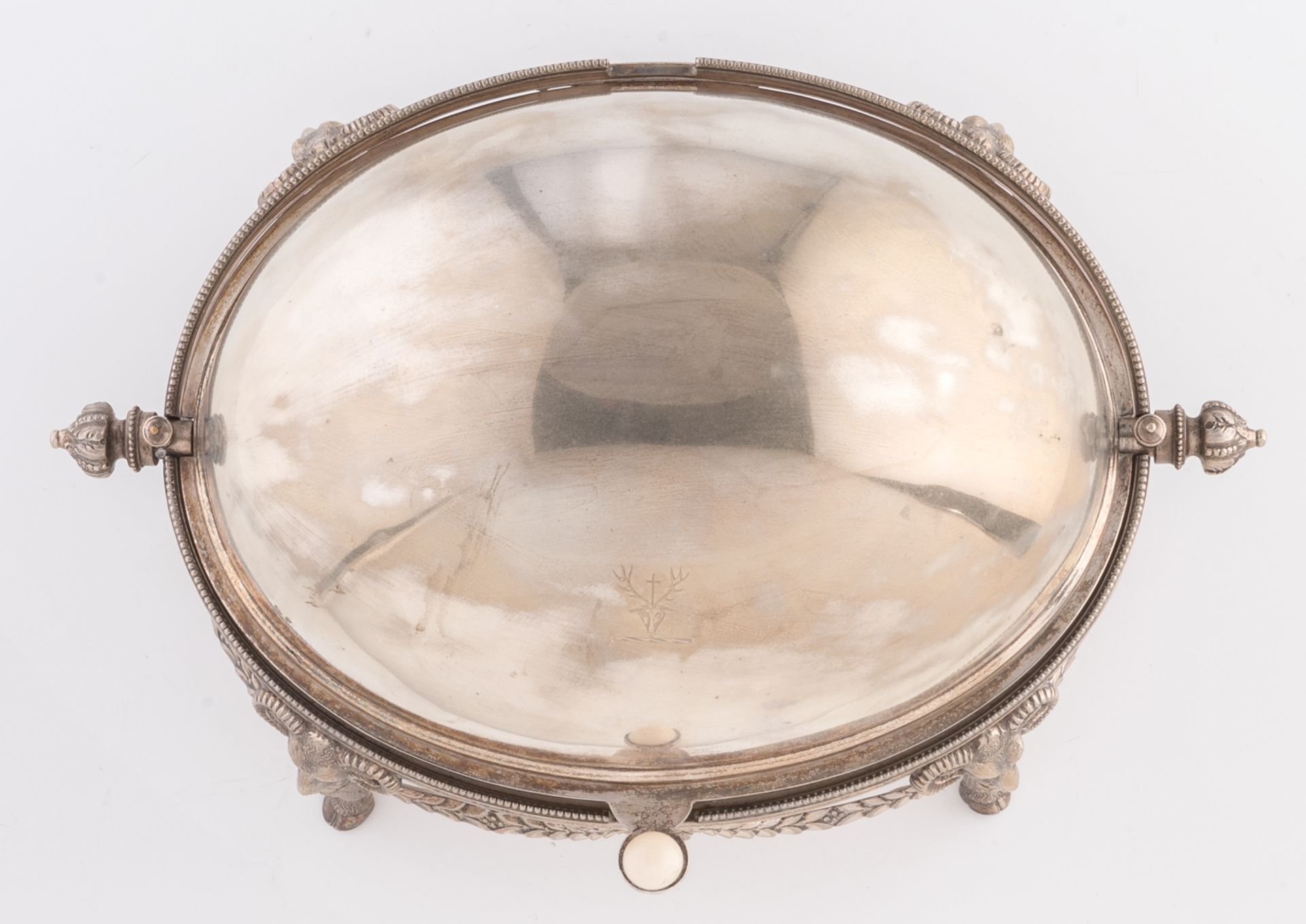 An English silver plated neoclassical covered caviar server with a bone handle, H 25 - W 38 - D 24 c - Bild 6 aus 10