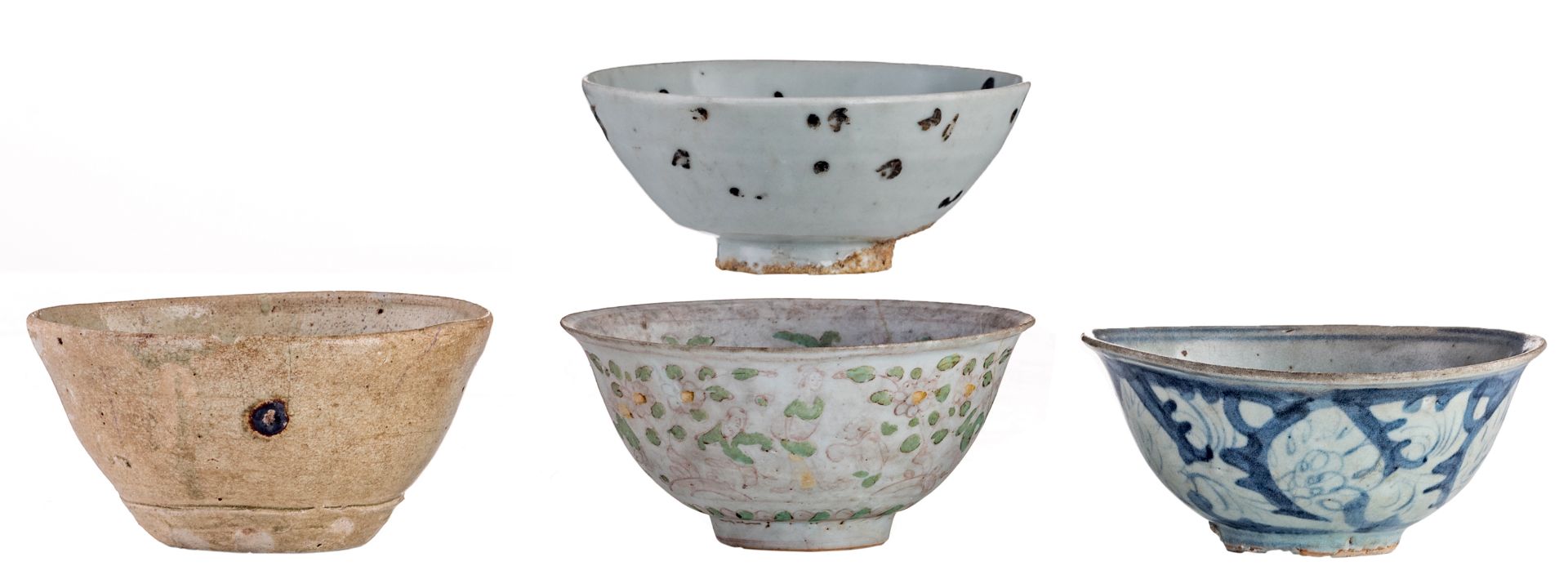 A lot of four Chinese porcelain and stoneware bowls, 16th and 17thC, H 7,5 - 8,5 - ø 17,5-  18,5 cm
