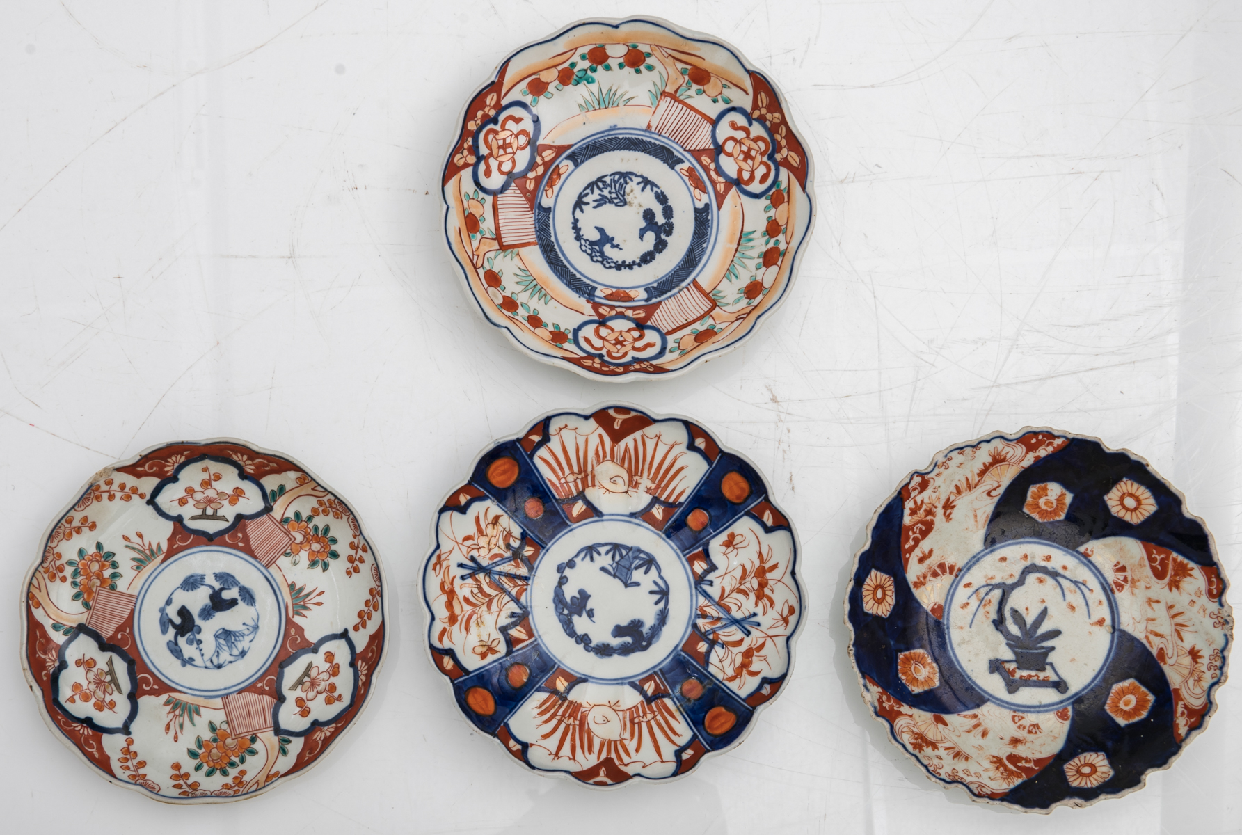 A lot of various Japanese Arita Imari items, consisting of two vases, one large plate, one small pla - Image 8 of 11