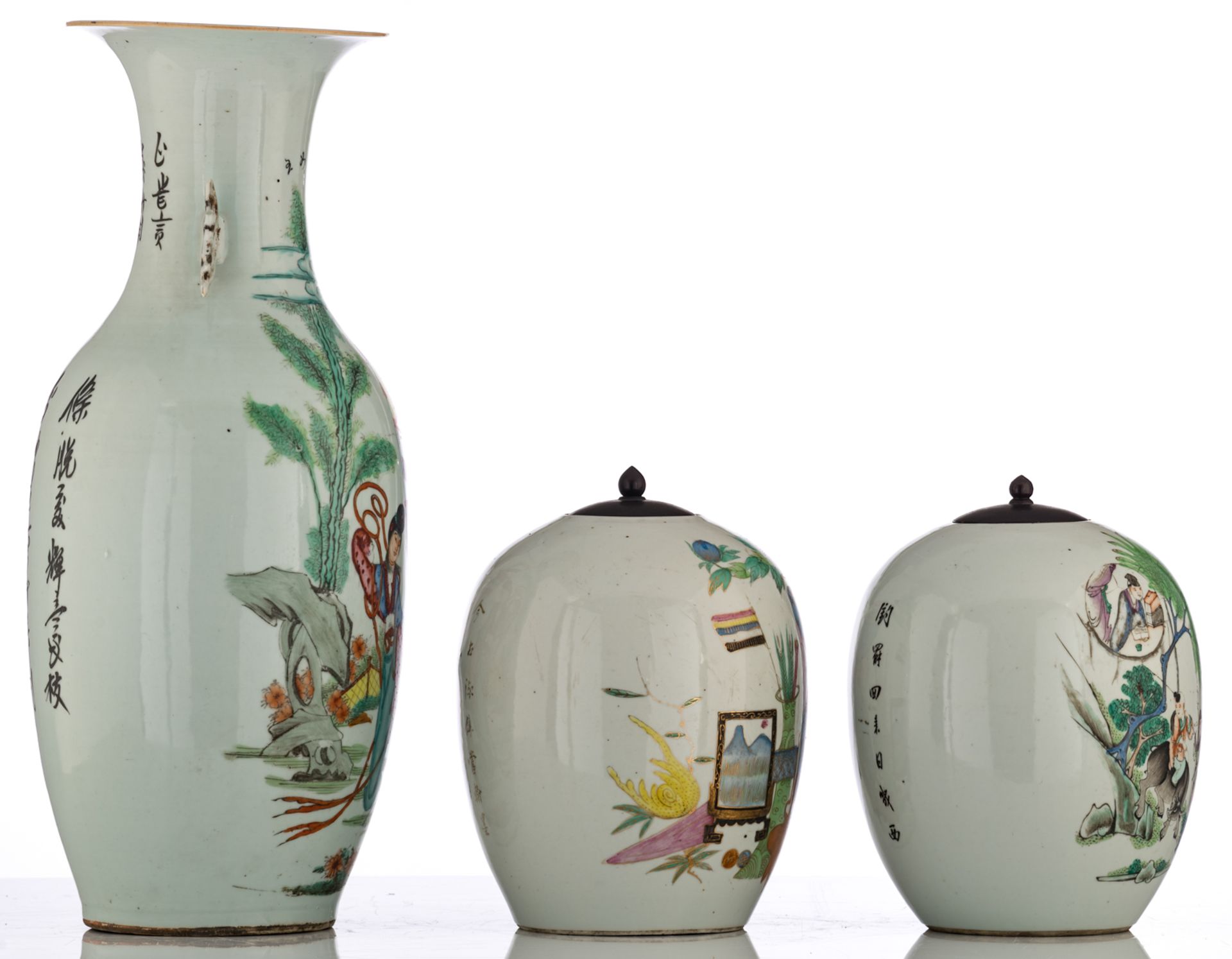 A Chinese famille rose vase, decorated with a gallant garden scene and calligraphic texts; added two - Bild 4 aus 6