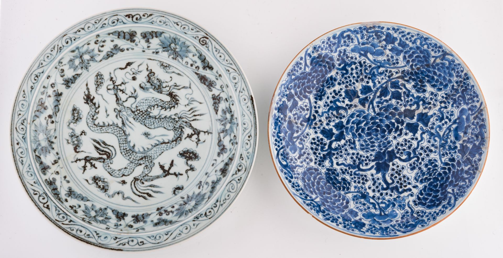 A Chinese blue and white dragon decorated Ming type charger; added a ditto floral decorated plate, w - Bild 2 aus 5