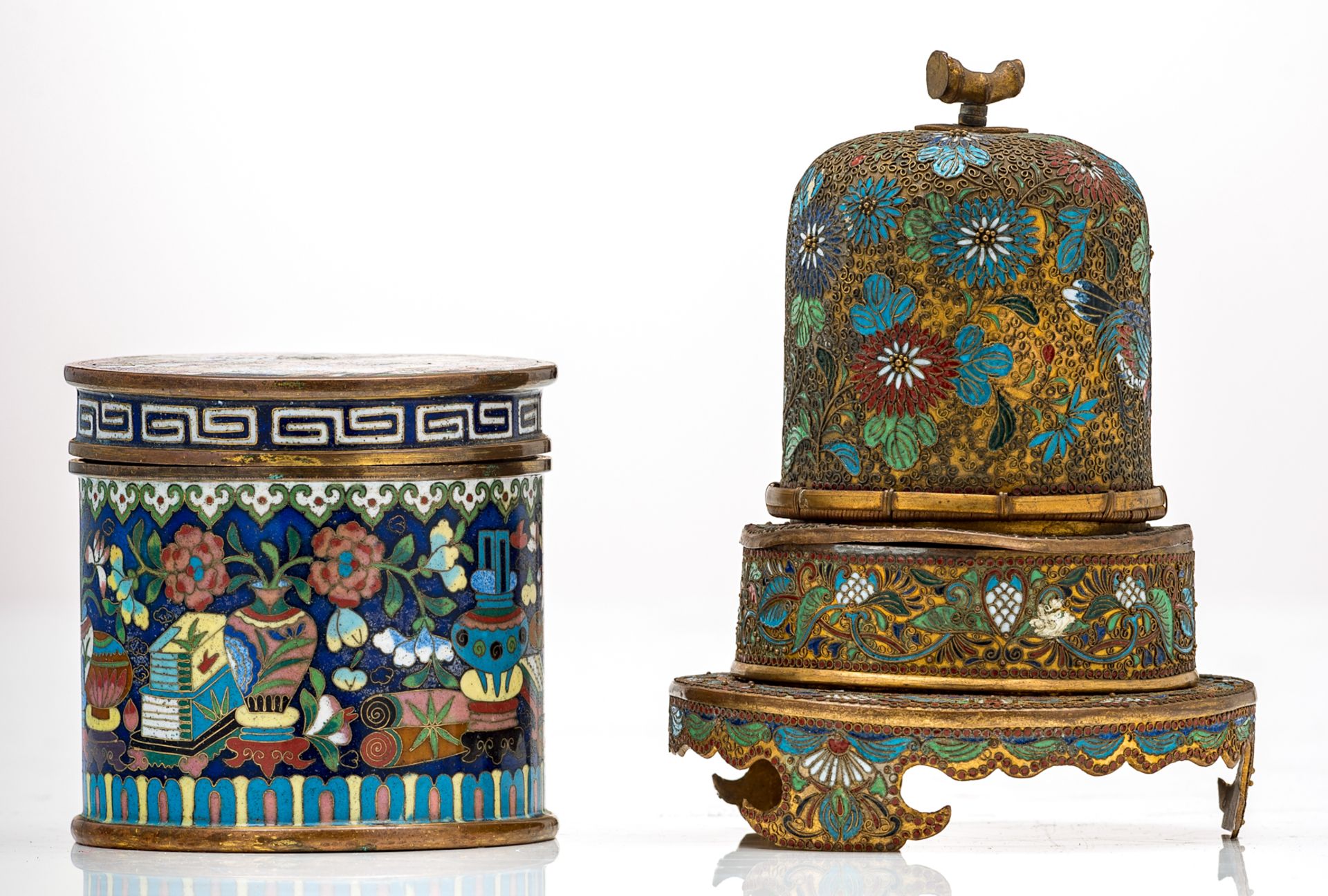 A lot of various Chinese cloisonné enamel and filigree ornamental miniature vases and boxes and cove - Bild 7 aus 11
