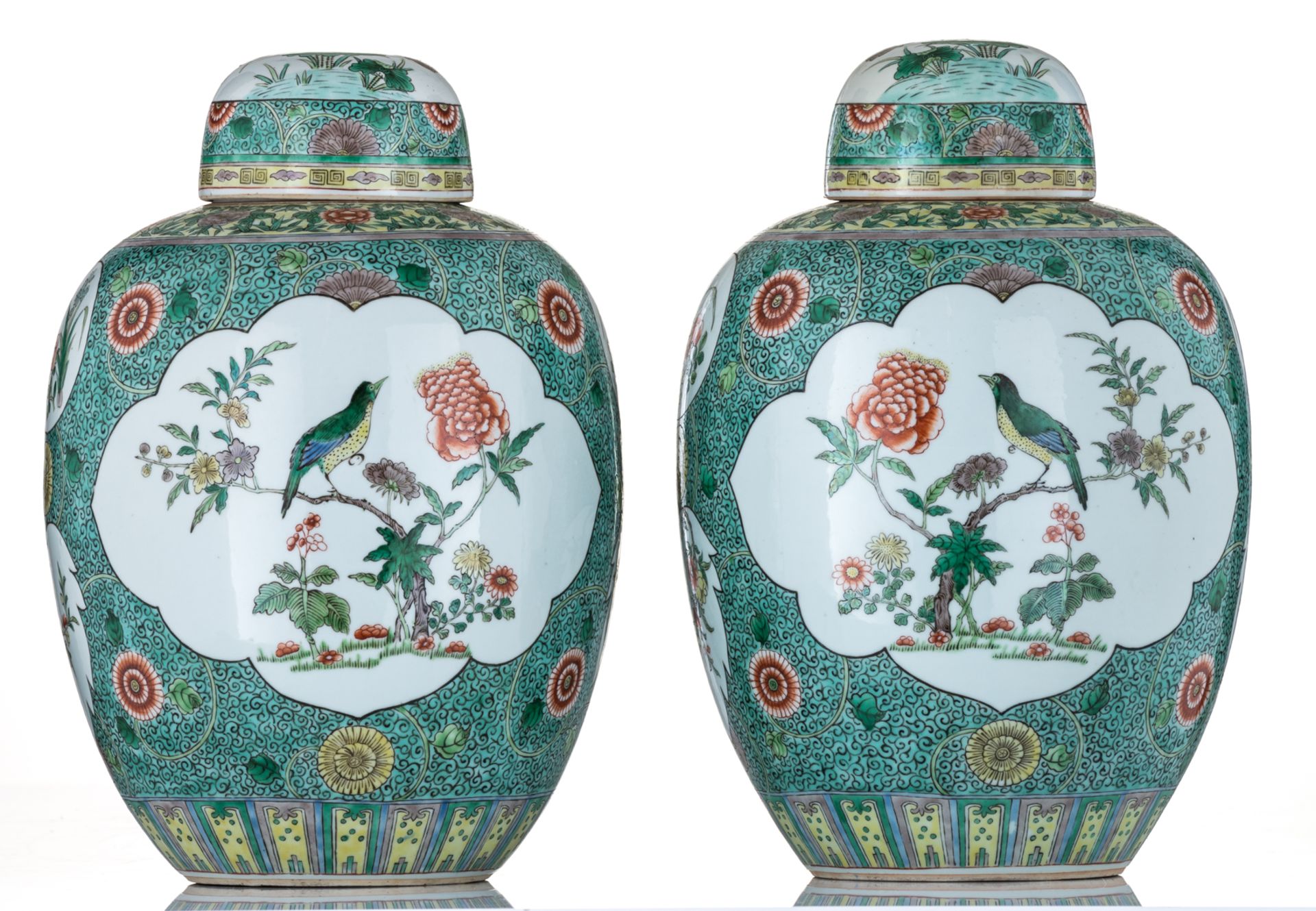 Two large famille verte baluster shaped jars and cover, of baluster shape, richly decorated with nat - Bild 2 aus 7