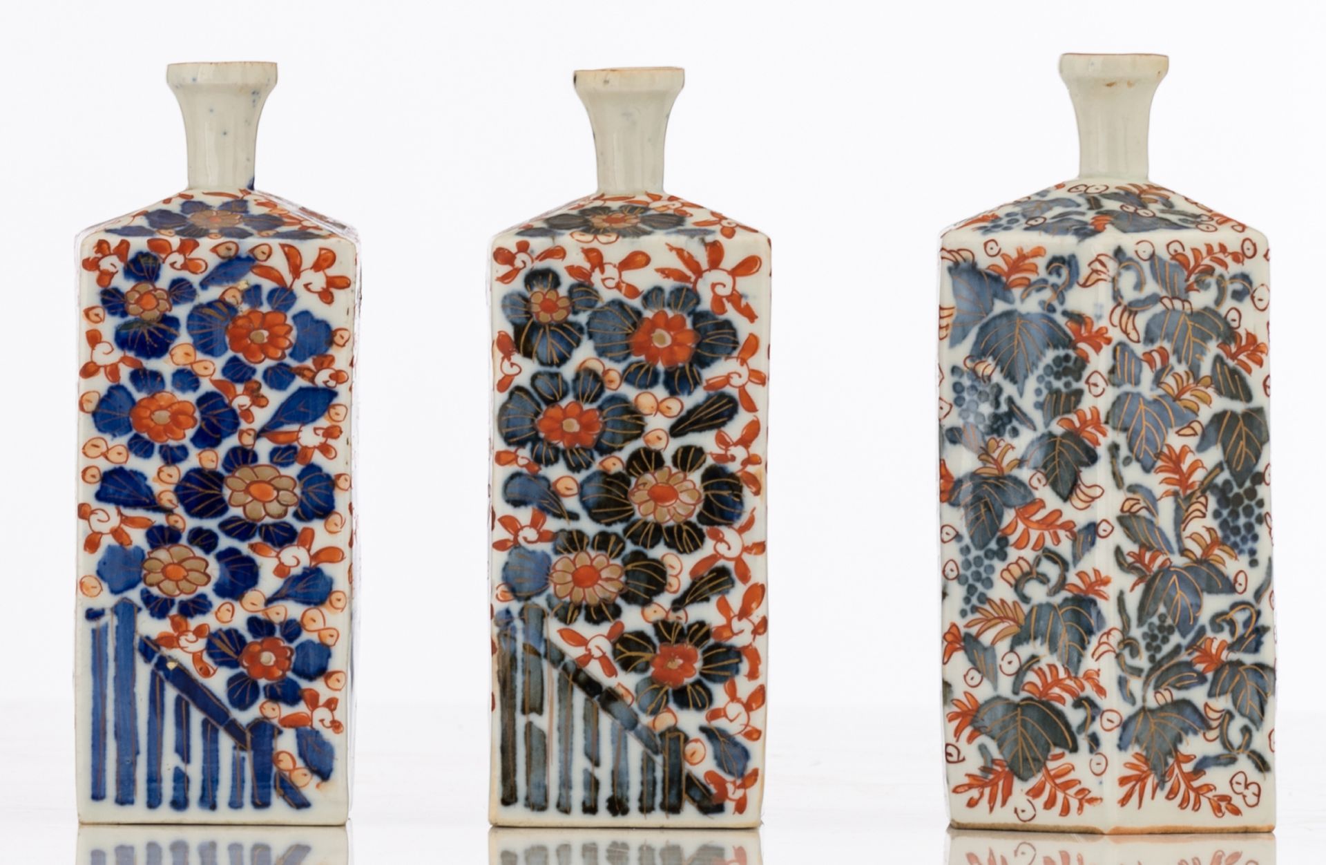 A lot of three Japanese Arita Imari sake bottles, 18thC, H 15 - 15,3 cm - Bild 5 aus 7