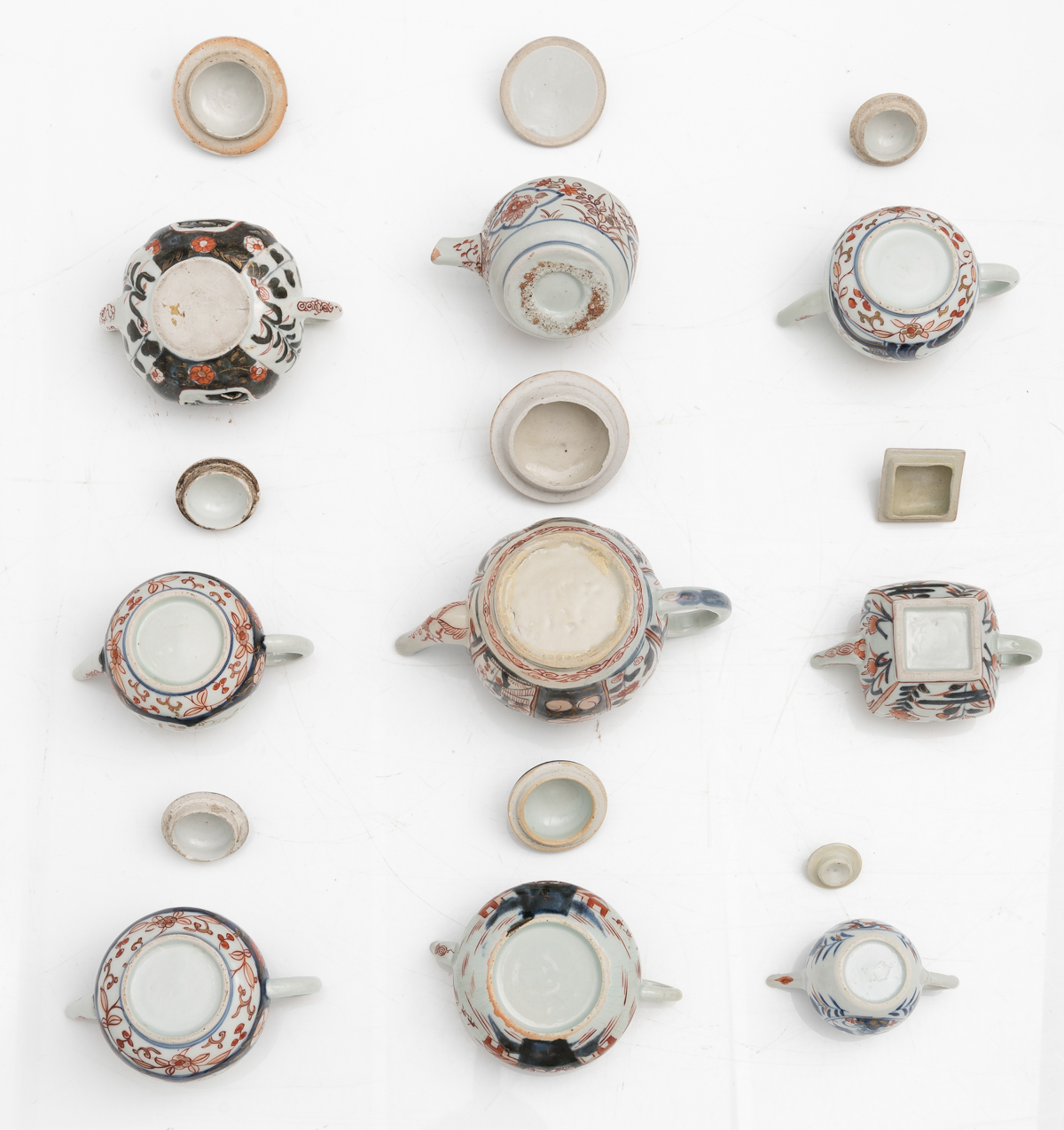 A lot of various Japanese Arita Imari porcelain tea pots, 18thC, H 7,8 - 12 cm - Image 12 of 12