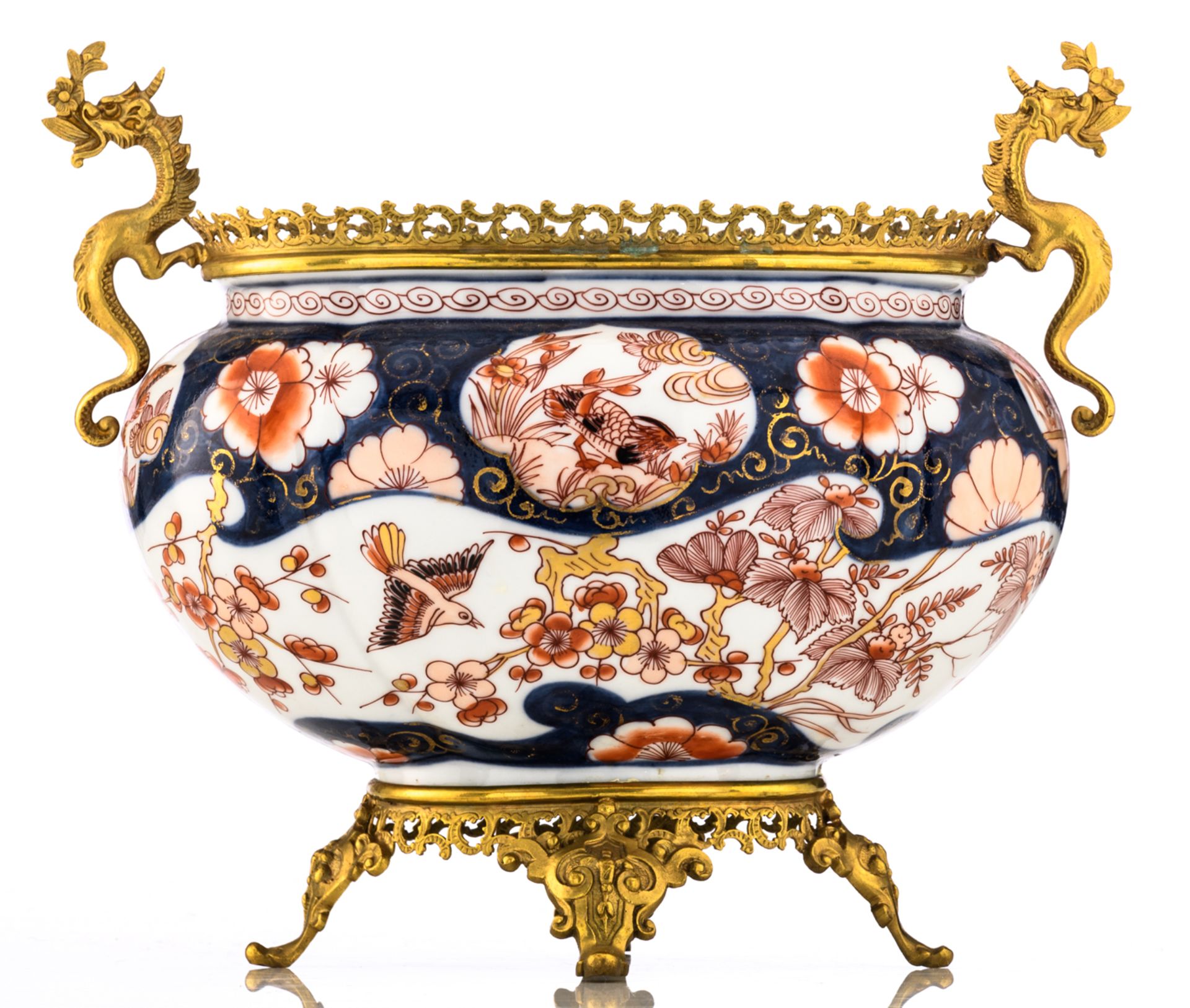 A lot of one round, two ovoid and three mounted ovoid Japanese Arita Imari porcelain basins, later 1 - Bild 12 aus 23