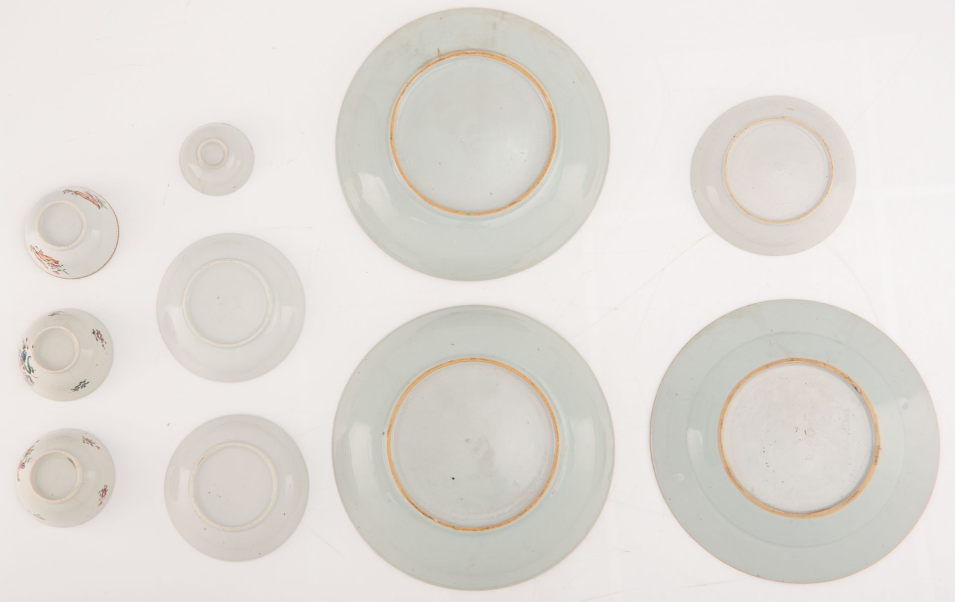 A lot of various Chinese famille rose export porcelain dishes, cups and saucers, 18thC; added a simi - Bild 2 aus 2