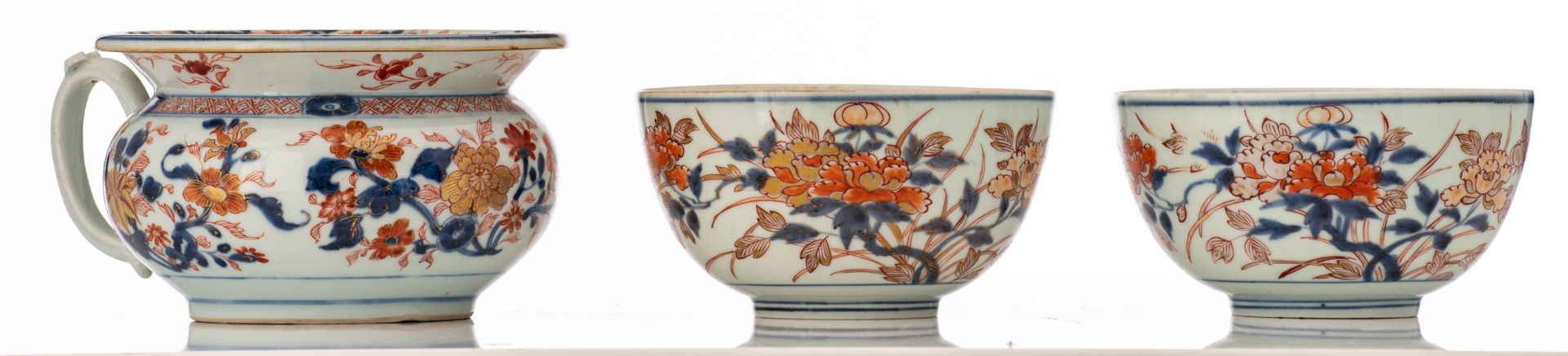 A lot of a Chinese Imari chamber pot and two bowls, decorated with flower branches, ca. 1740 - 1750, - Bild 2 aus 7