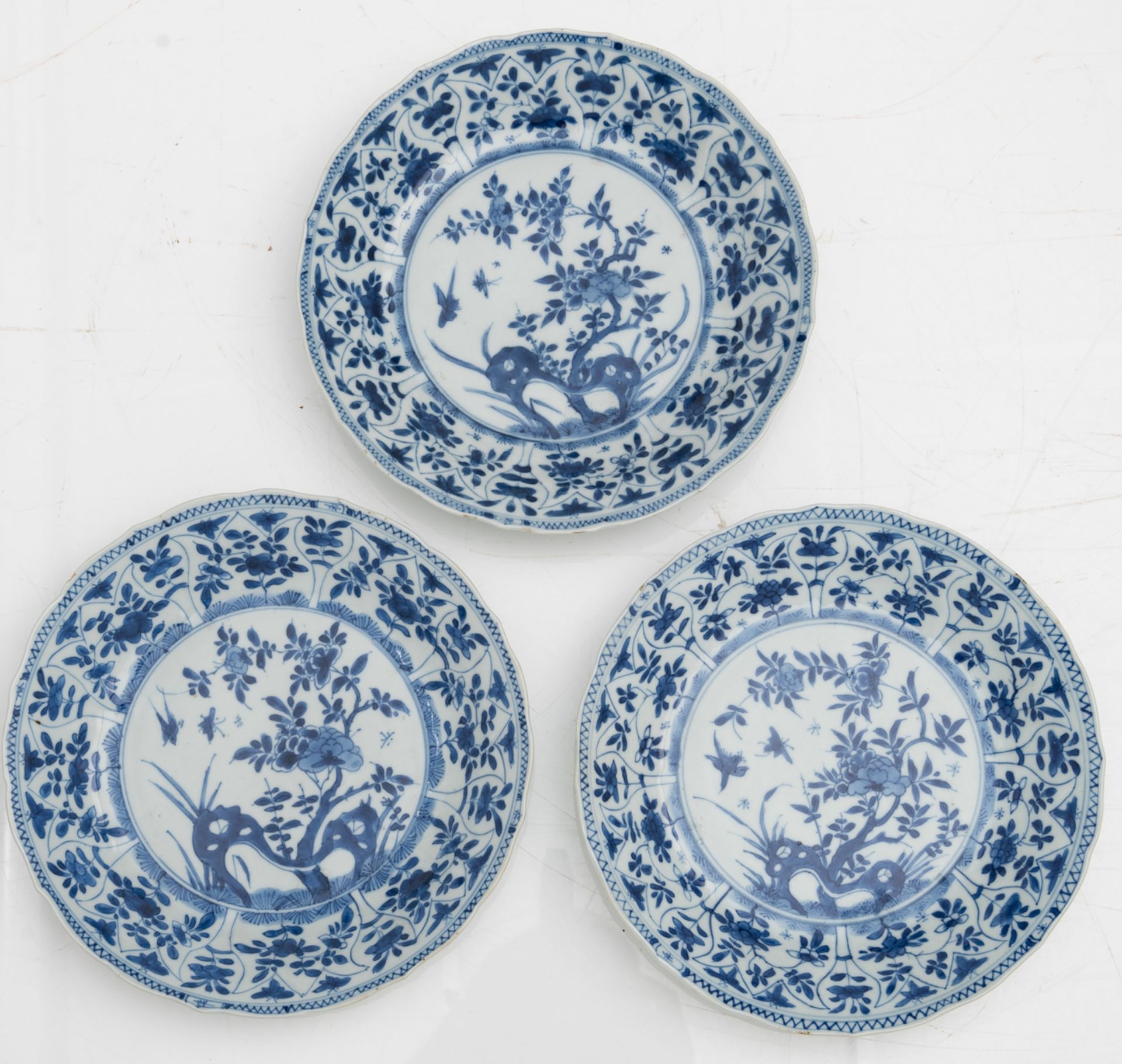 A lot of six Chinese porcelain blue and white saucers, decorated in the centre with rocks and peony - Bild 2 aus 5