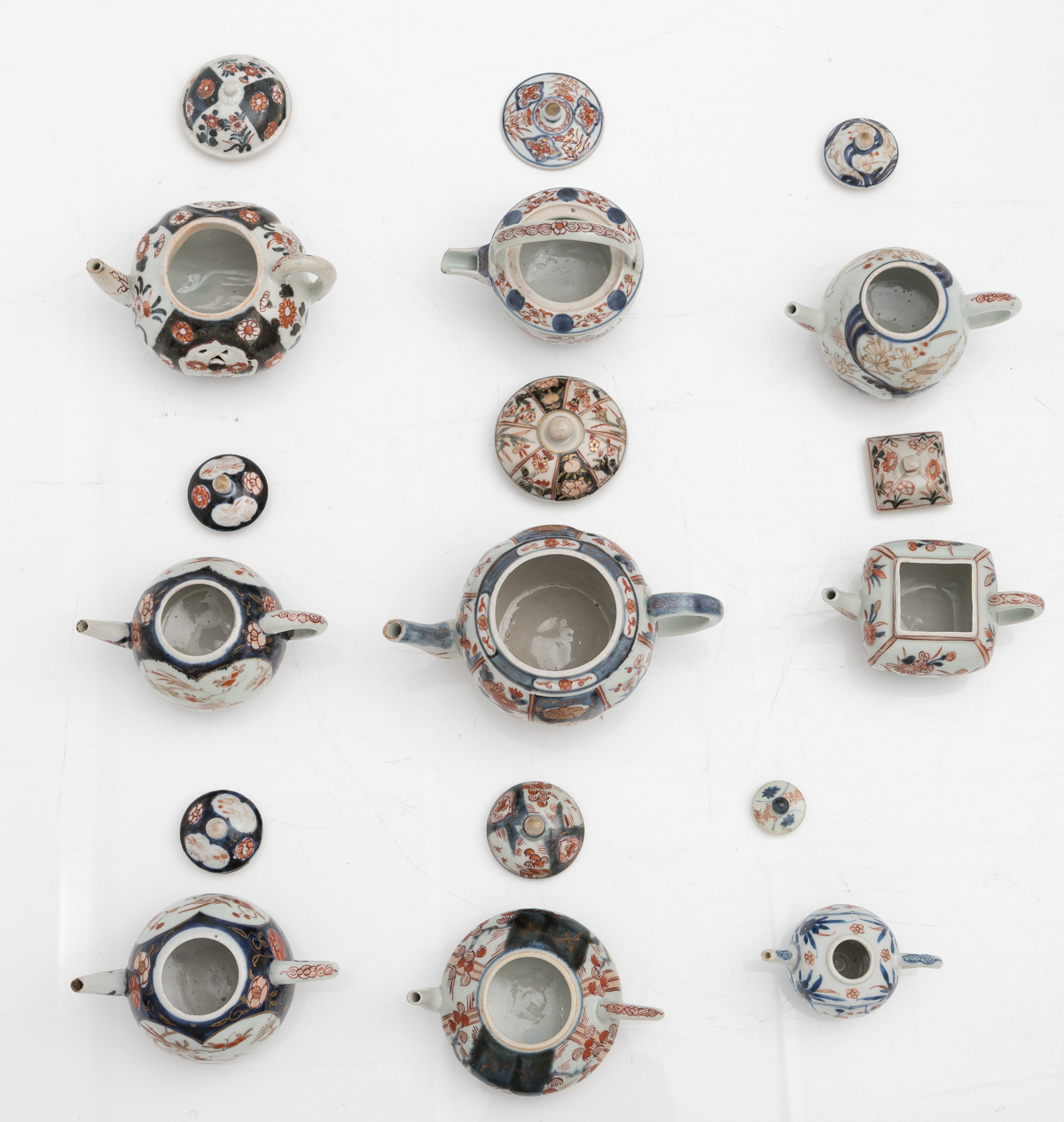 A lot of various Japanese Arita Imari porcelain tea pots, 18thC, H 7,8 - 12 cm - Image 11 of 12