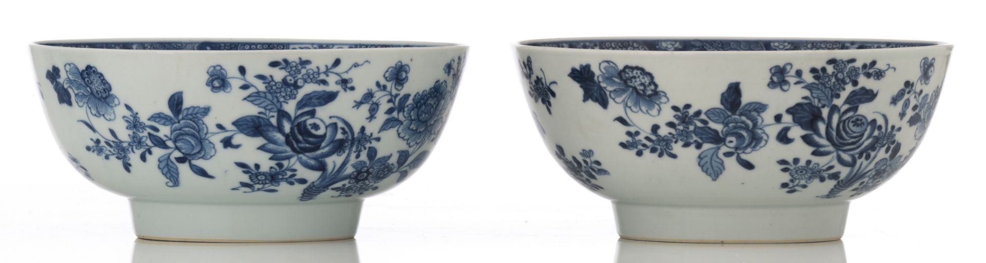 A lot of various Chinese blue and white porcelain items, consisting of two large bowls, a small ture - Bild 5 aus 11