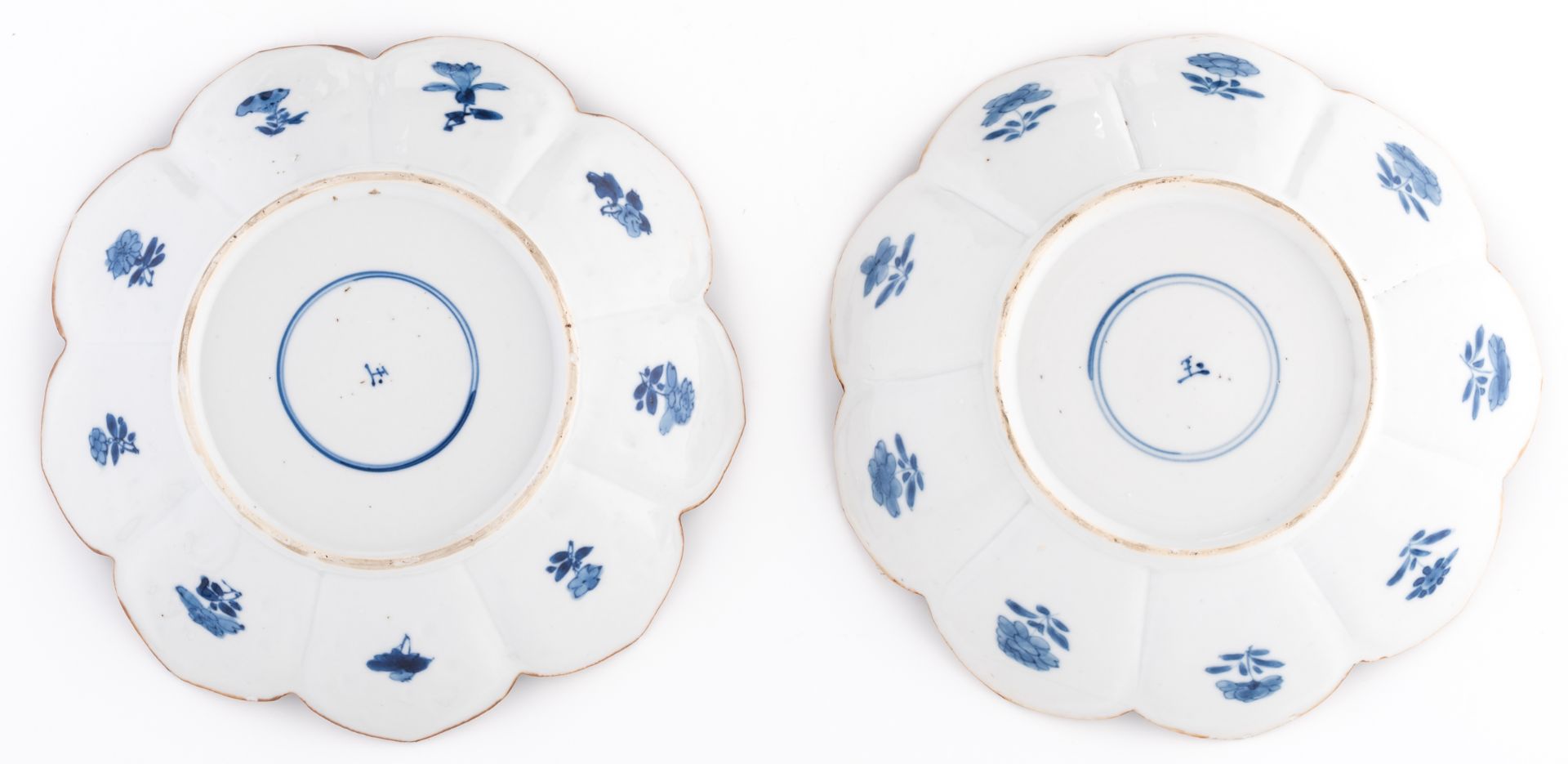 Two Chinese blue and white magnolia flower shaped saucers, decorated with rocks, flowering branches - Bild 3 aus 3