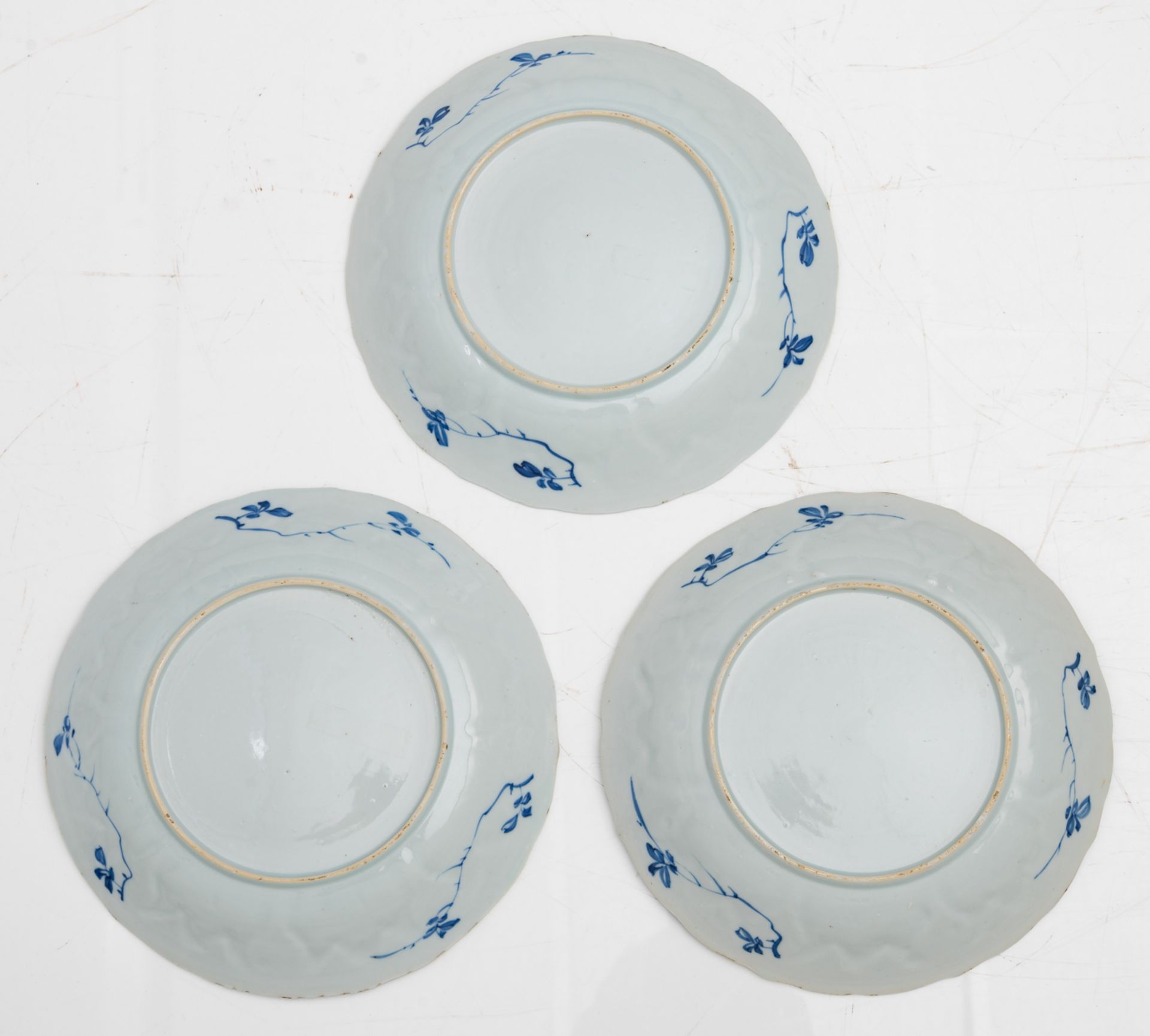 A lot of six Chinese porcelain blue and white saucers, decorated in the centre with rocks and peony - Bild 5 aus 5