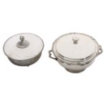 A lot of two Portugese neoclassical silver tureens, marked '1° Titulo', 833/000, 20thC, H 19 -