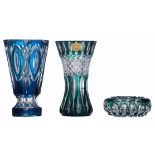 A lot of two Val-Saint-Lambert overlay crystal vases; added a ditto ashtray, H 6 - 25 - ø 16 cm