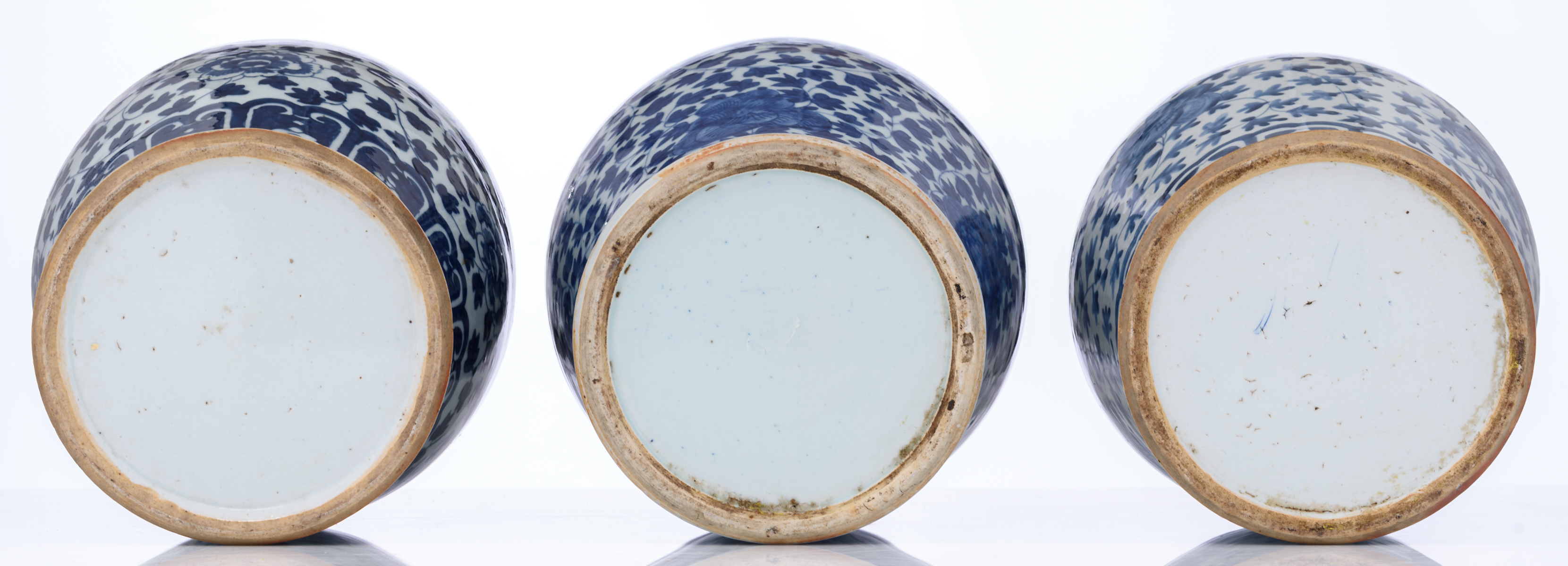 Three Chinese blue and white floral decorated pots and covers, 18th/19thC, H 43,5 - 45 cm - Image 6 of 8