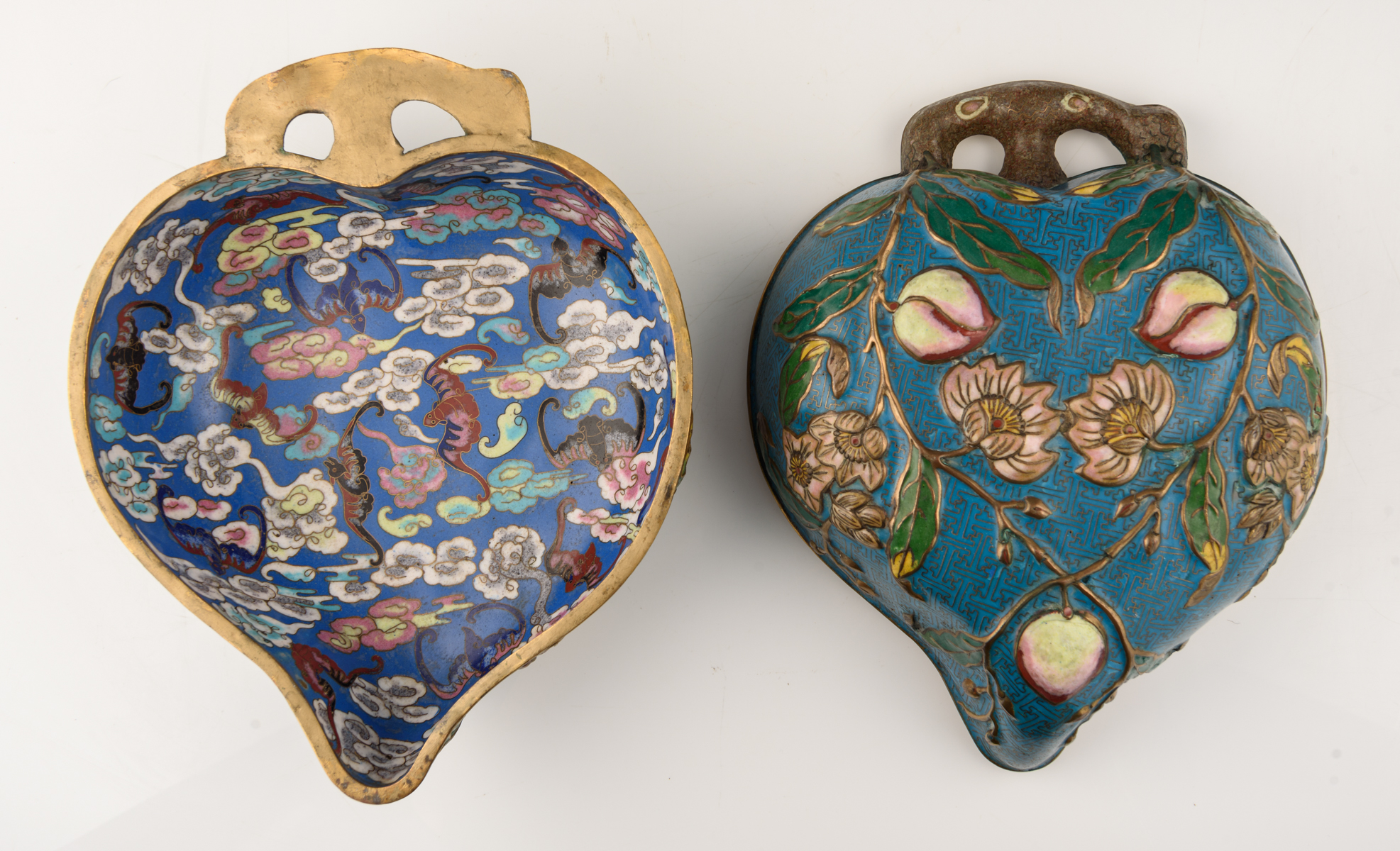 A Chinese peach shaped cloisonné box and cover, the outside with the symbolic nine peaches relief - Image 7 of 7