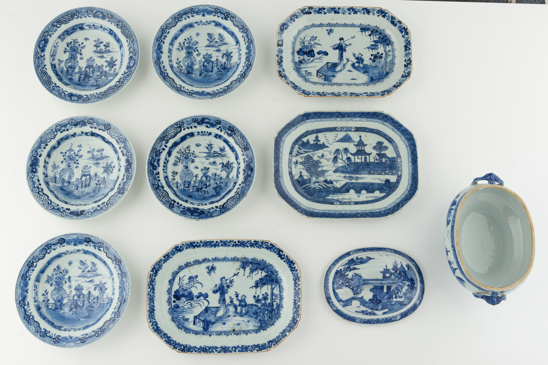 A series of twelve blue and white export porcelain tableware, decorated with a still life on a - Image 3 of 5