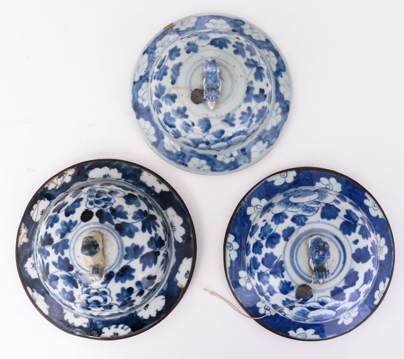 Three Chinese blue and white floral decorated pots and covers, 18th/19thC, H 43,5 - 45 cm - Image 7 of 8