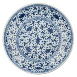 A Chinese blue and white floral decorated plate, ø 33 cm