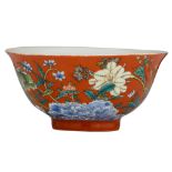 A Chinese coral ground famille rose 'floral' bowl, marked Qianlong, H 5,5 - ø 12 cm