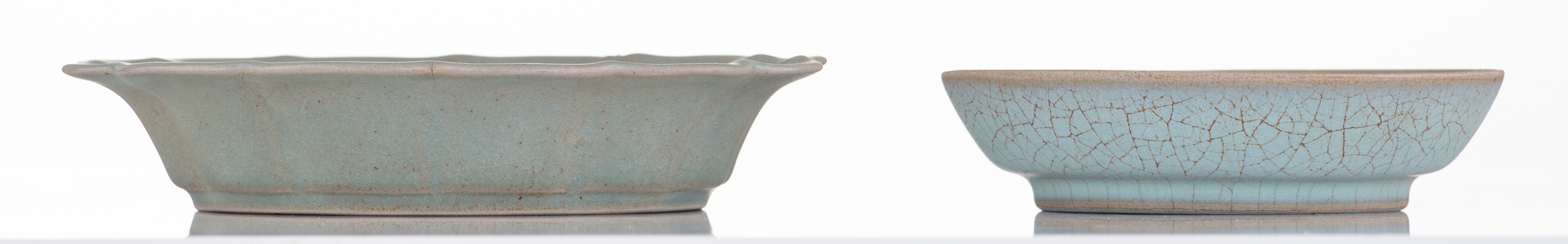 Two longquan celadon dishes, the bigger one with a scalloped rim, 19ht/20thC, ø 13,3 - 18 cm - Image 4 of 7