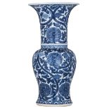 A Chinese blue and white floral decorated yenyen vase, Kangxi, 18thC, H 33,5 cm