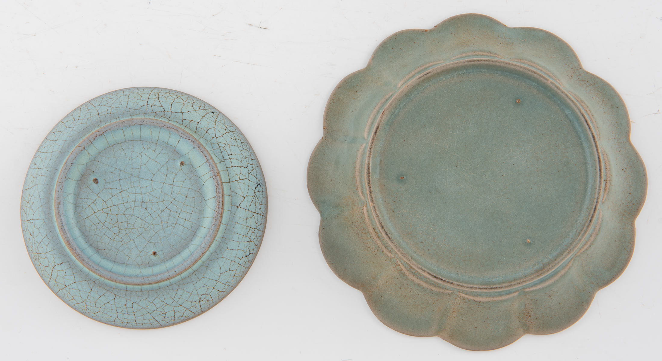 Two longquan celadon dishes, the bigger one with a scalloped rim, 19ht/20thC, ø 13,3 - 18 cm - Image 7 of 7