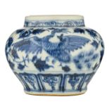 A Chinese blue and white Yuan style jar, decorated with phoenix, H 13,5 cm
