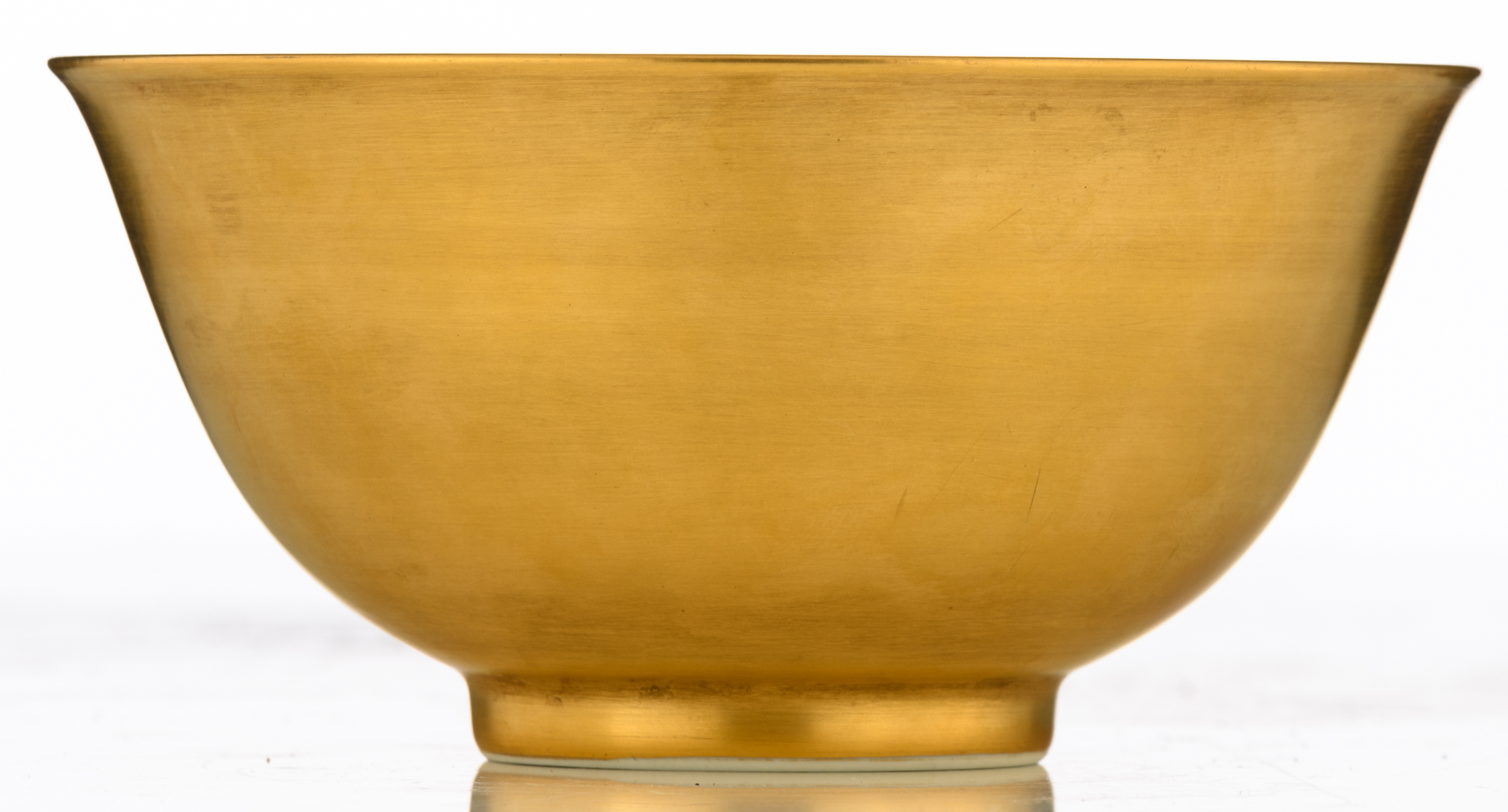 A Chinese gilt coated porcelain bowl, with a Qianlong mark, H 8 - ø 16 cm - Image 3 of 8