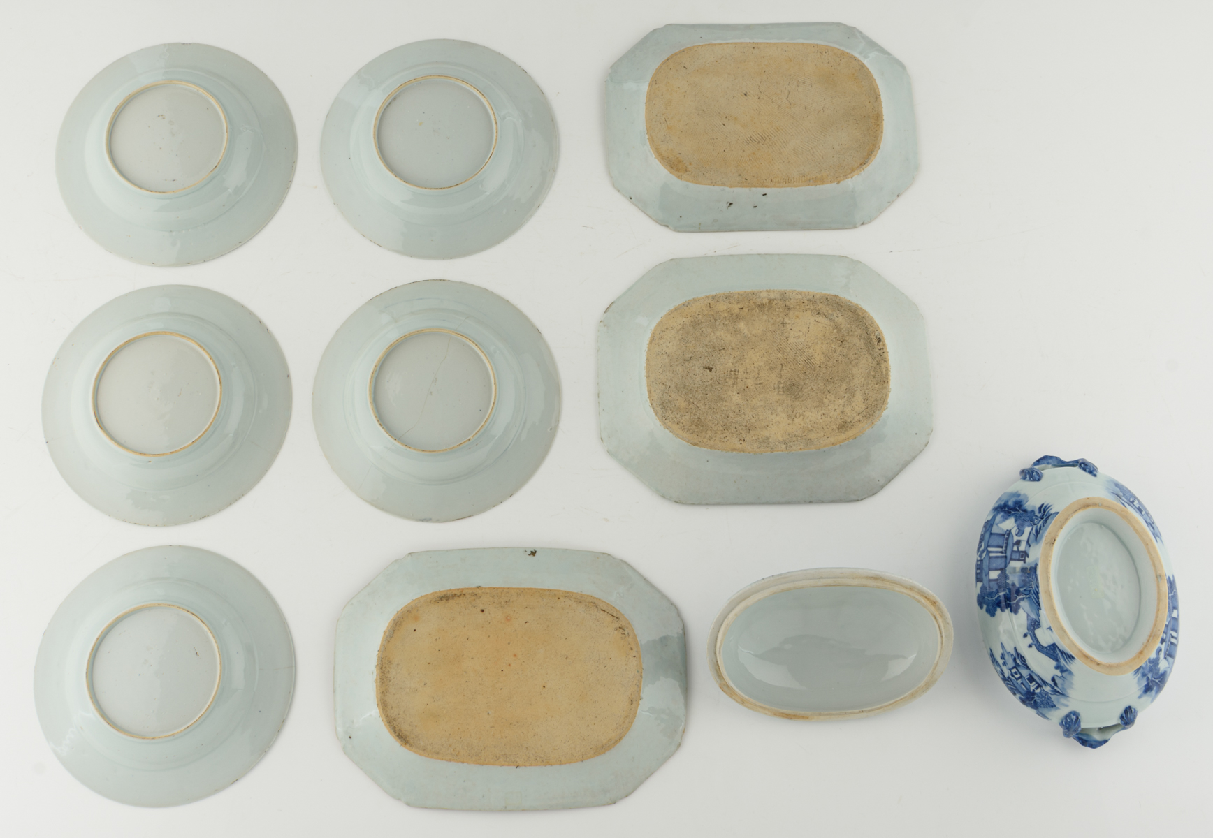 A series of twelve blue and white export porcelain tableware, decorated with a still life on a - Image 2 of 5