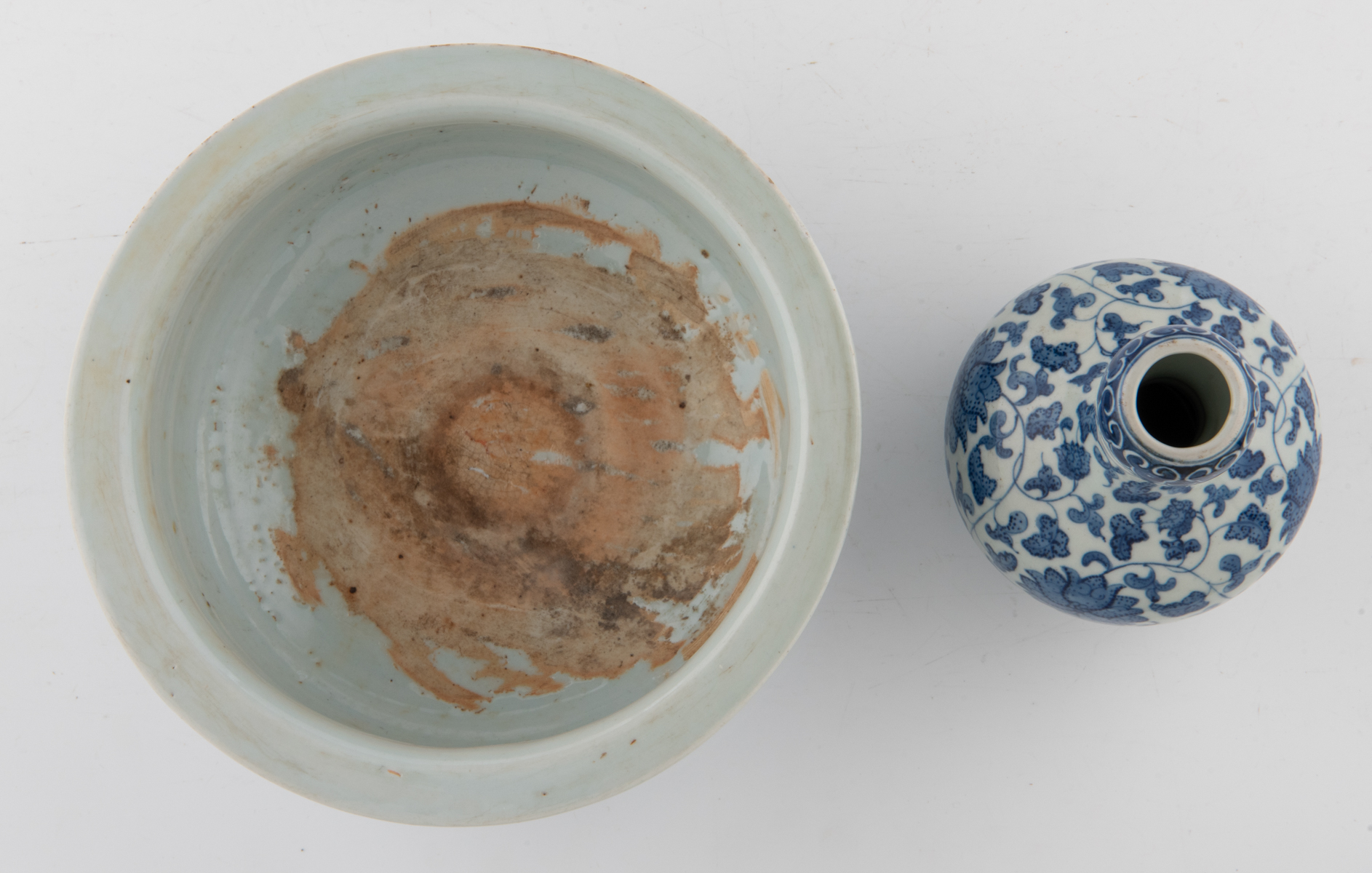 A Chinese blue and white garlic neck bottle vase, decorated with lotus scrolls, with a Kangxi - Image 6 of 8