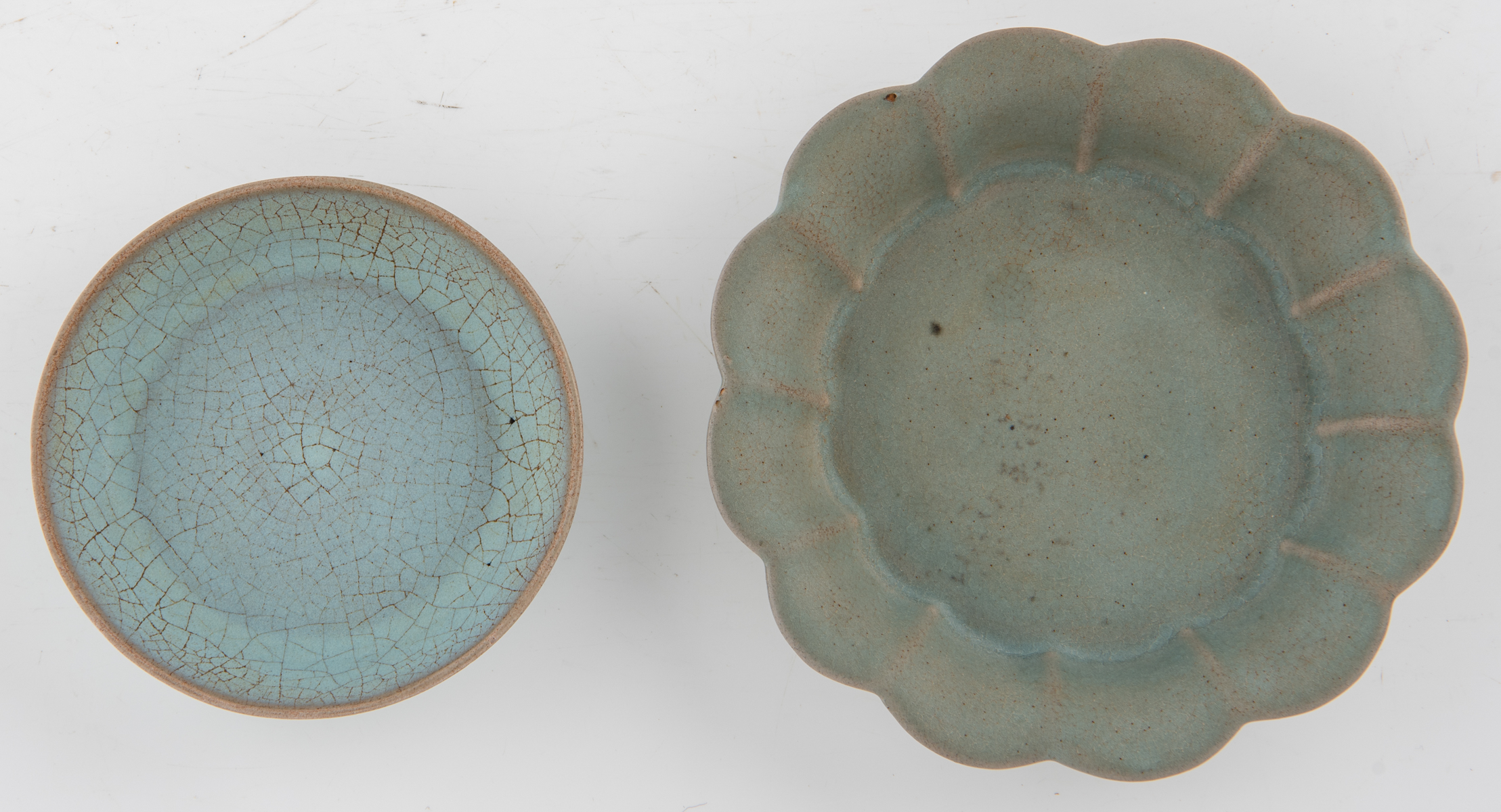 Two longquan celadon dishes, the bigger one with a scalloped rim, 19ht/20thC, ø 13,3 - 18 cm - Image 6 of 7