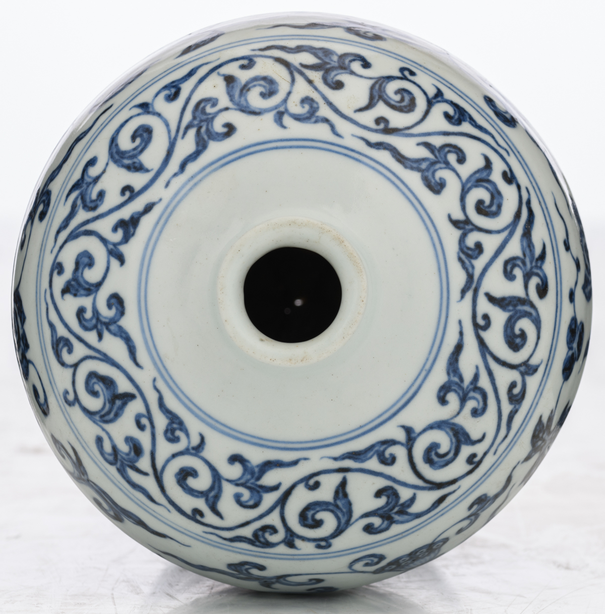 A Chinese blue and white meiping vase, decorated with scrolling lotus, H 24,5 cm - Image 5 of 6