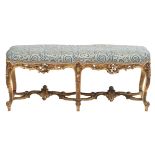 An 18thC richly carved gilt Louis XV banquette, stamped RO REVZ, H 46 - W 110 - D 42 cm